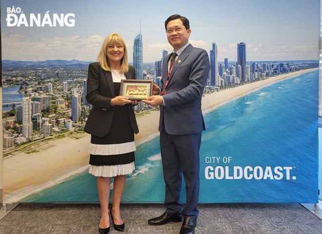 Phó Chủ tịch Thường trực HĐND thành phố tặng quà lưu niệm cho  bà Phó Thị trưởng thành phố Gold Coast.