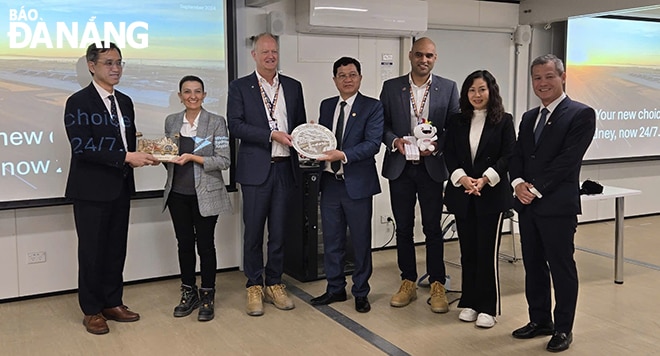 Lãnh đạo tặng quà lưu niệm cho lãnh đạo Hãng không của Western Sydney Airport.