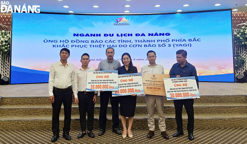 Đại diện Hiệp hội Du lịch, các chi hội lên trao số tiền quyên góp, ủng hộ. Ảnh: THU HÀ