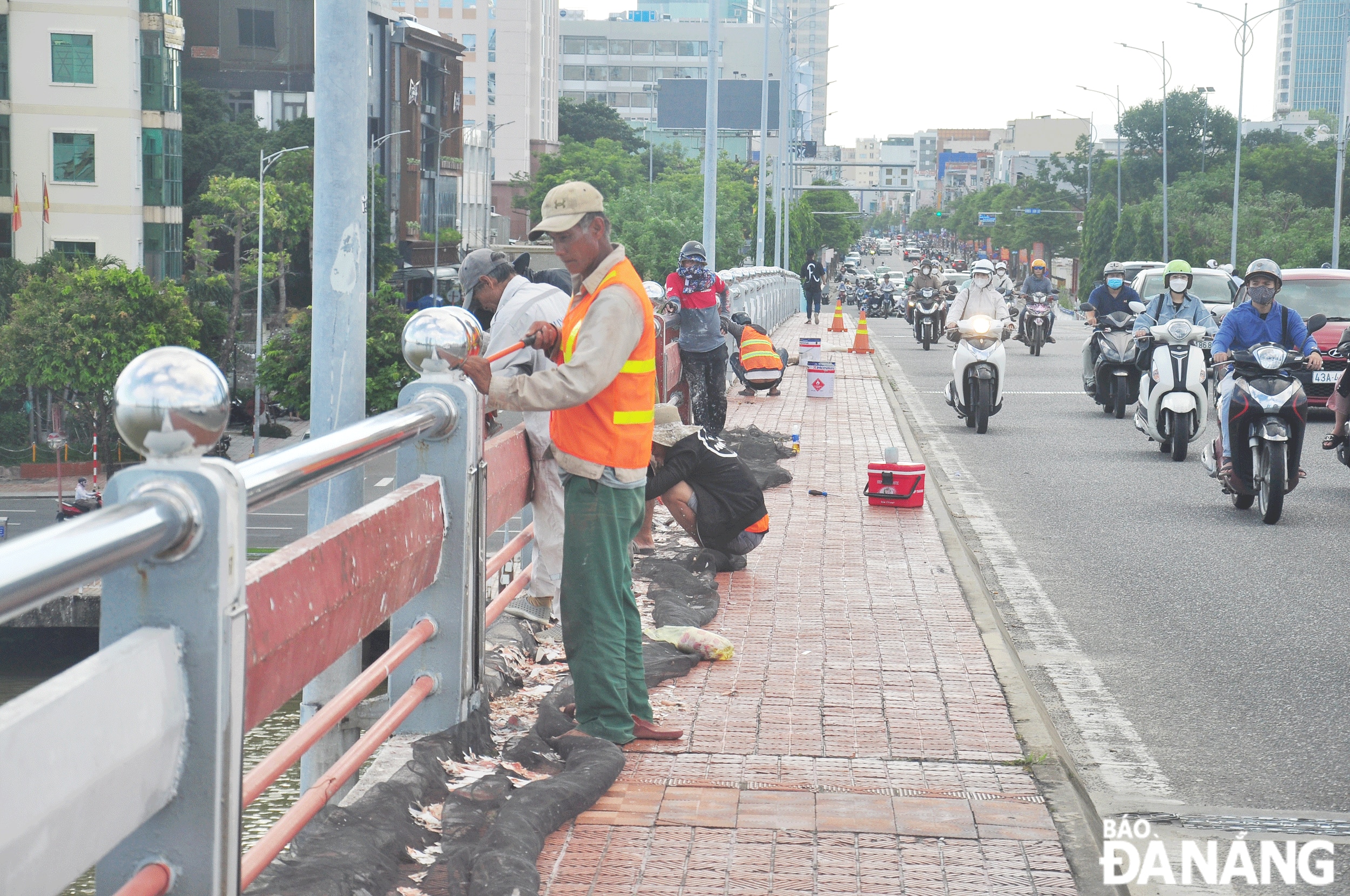 Bảo trì cầu Sông Hàn. Ảnh: PHƯƠNG UYÊN	