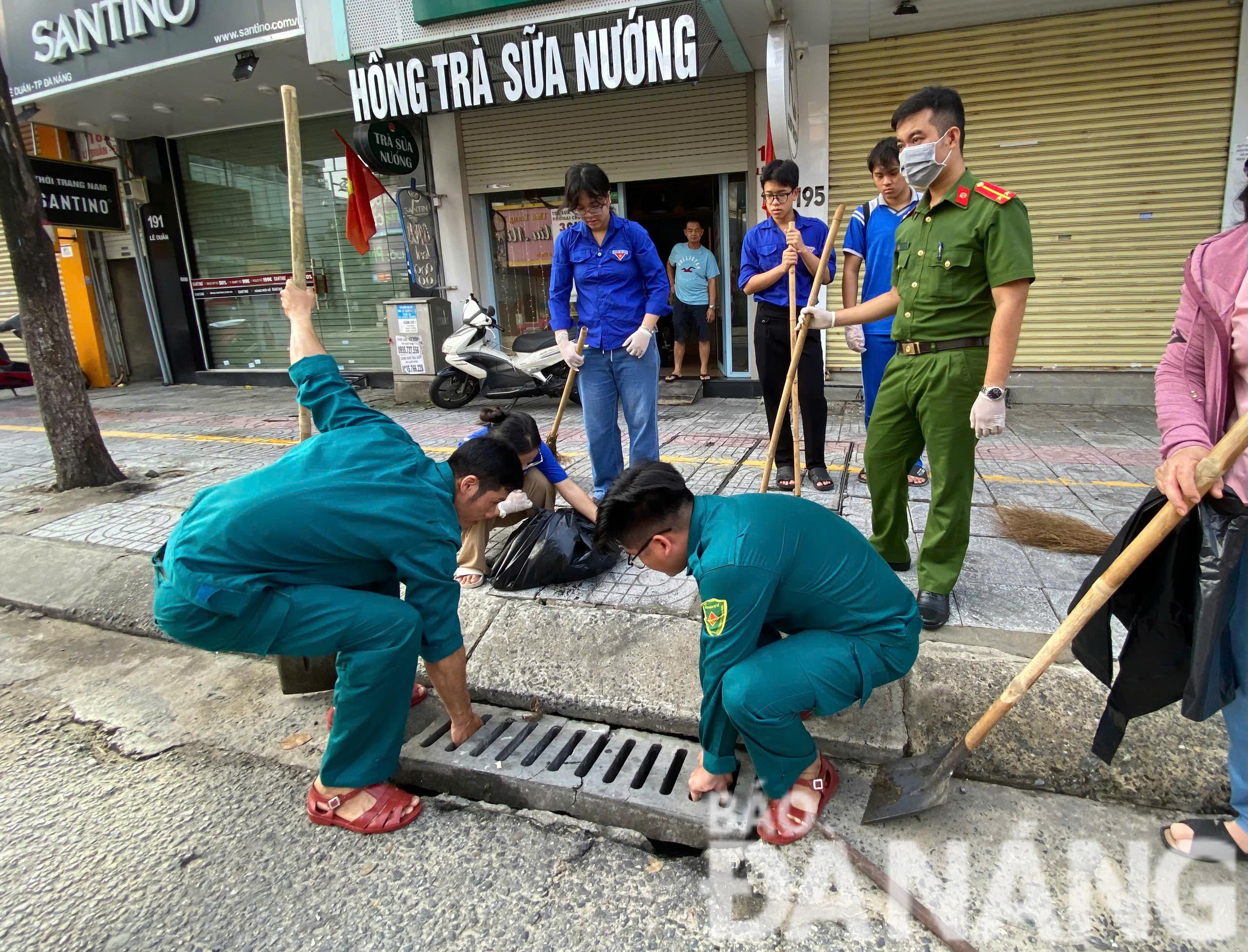 Nhiều cửa thu, mương thu nước mưa trên các tuyến đường đã được nạo vét, khơi thông để chống ngập úng. Ảnh: MAI LY 