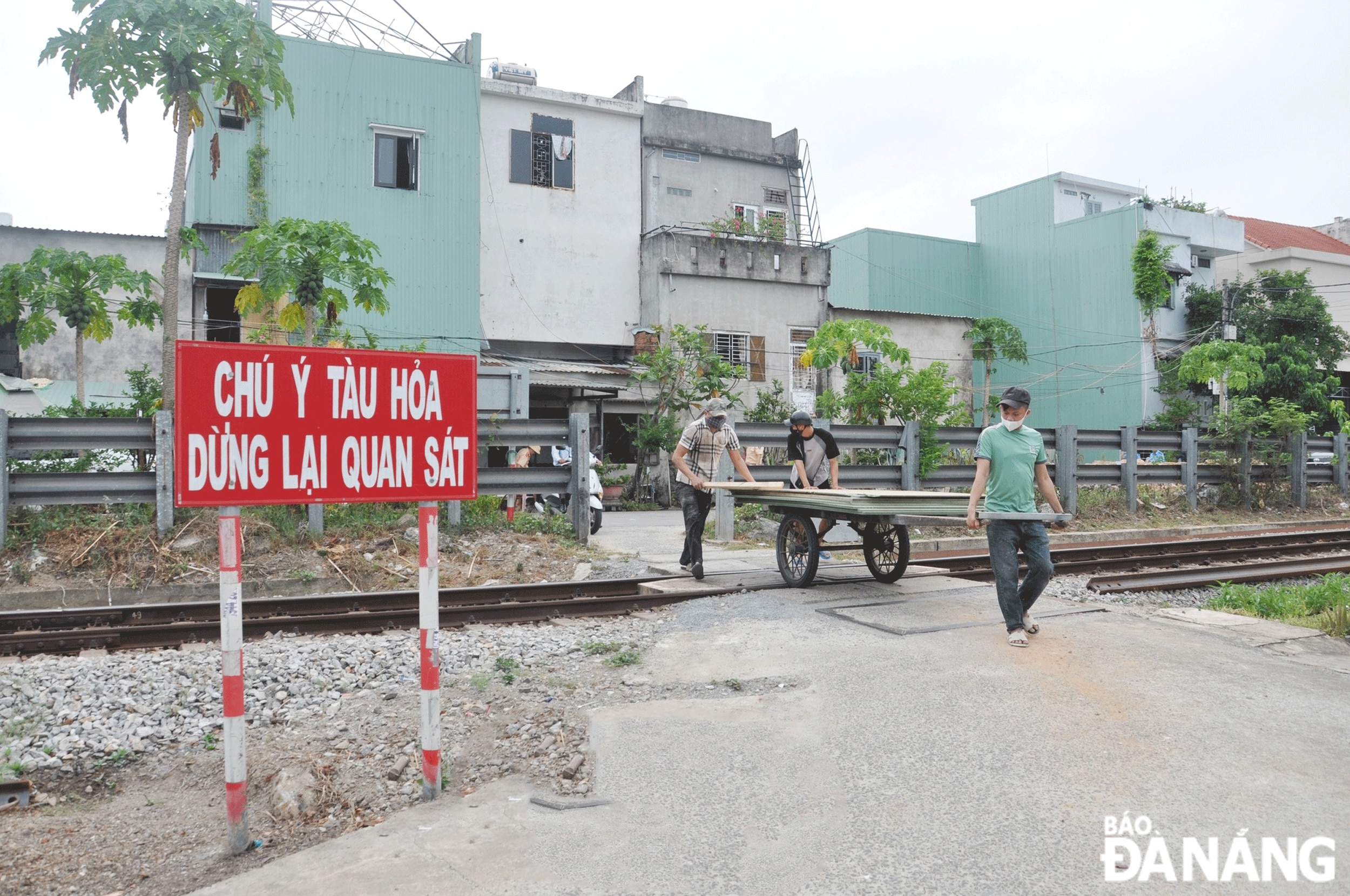 Một lối đi tự mở băng ngang đường sắt đoạn qua địa bàn quận Liên Chiểu. Ảnh: PHƯƠNG UYÊN	