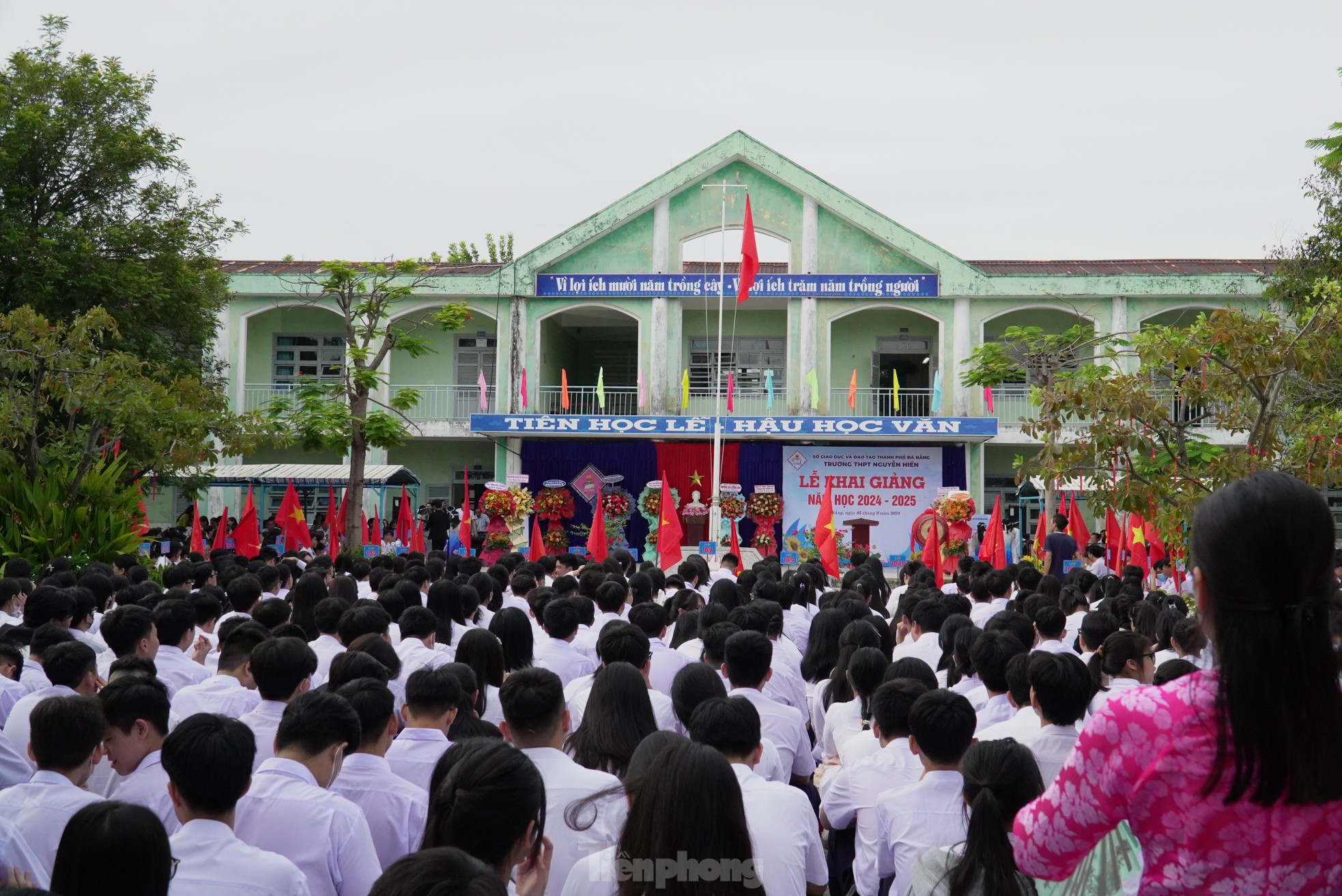 Da Nang female students shine on the opening day - Da Nang