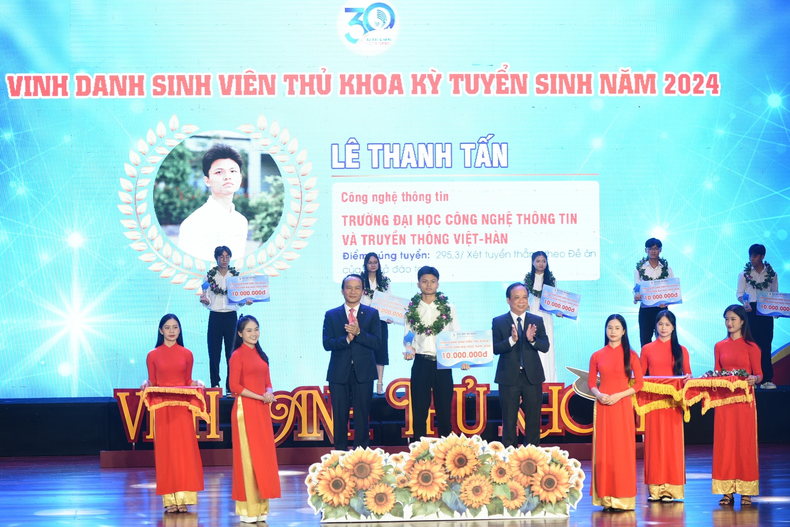 Đà Nẵng vinh danh thủ khoa, trao hơn 500 triệu đồng học bổng nâng bước sinh viên Đại học- Ảnh 6.