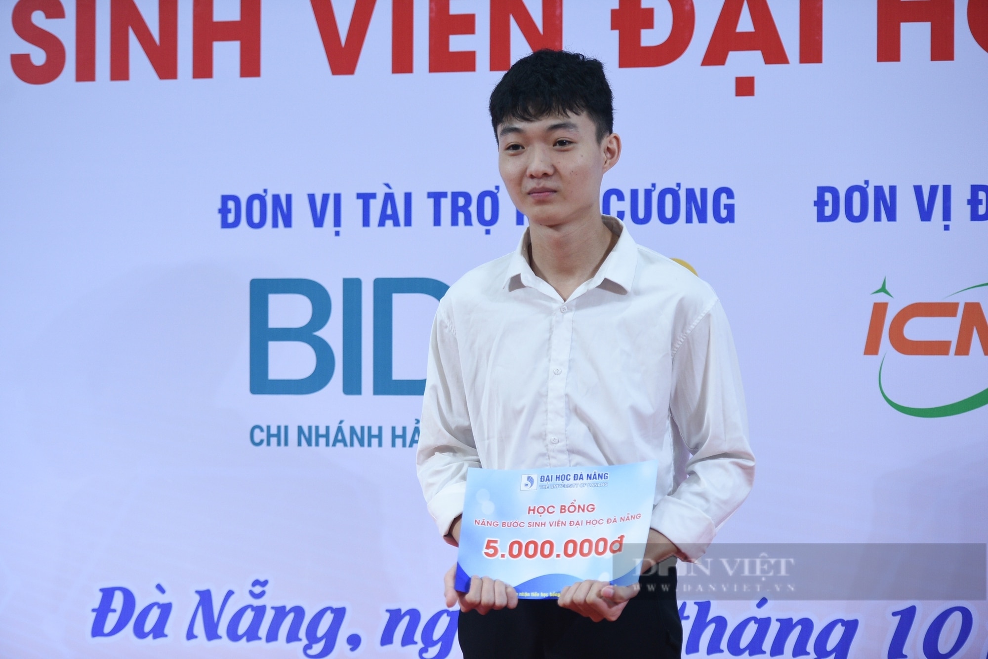 Đà Nẵng vinh danh thủ khoa, trao hơn 500 triệu đồng học bổng nâng bước sinh viên Đại học- Ảnh 9.