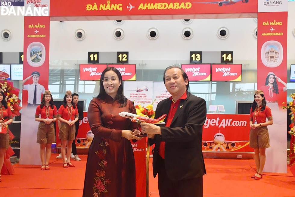 Ông Đỗ Xuân Quang, Phó Tổng Giám đốc Vietjet tặng quà lưu niệm cho Phó Chủ tịch UBND thành phố Nguyễn Thị Anh Thi. Ảnh: THU HÀ