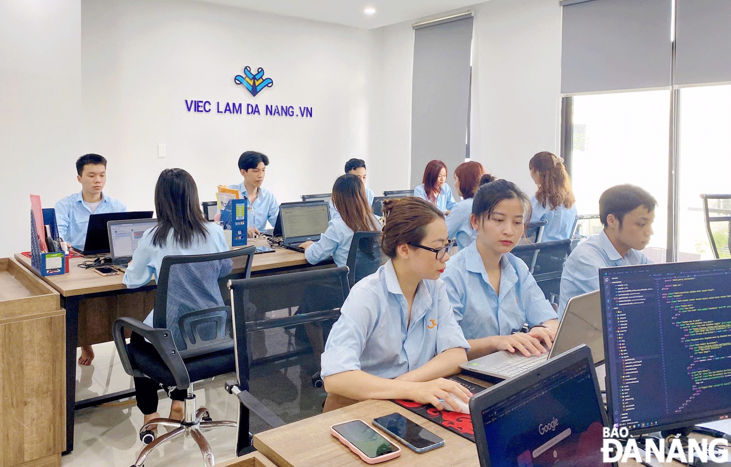 Nhân viên công nghệ thông tin làm việc tại Công ty CP Jobkey. Ảnh: C.T	