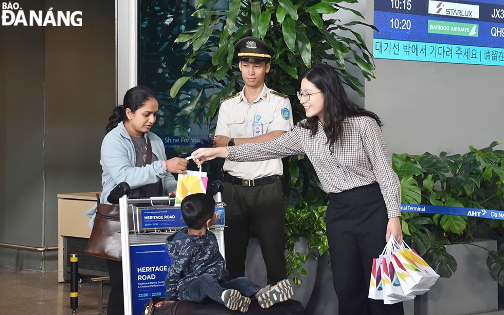 Du khách trên chuyến bay từ Ấn Độ đến Đà Nẵng được chào đón ngay tại sân bay. Ảnh: THU HÀ