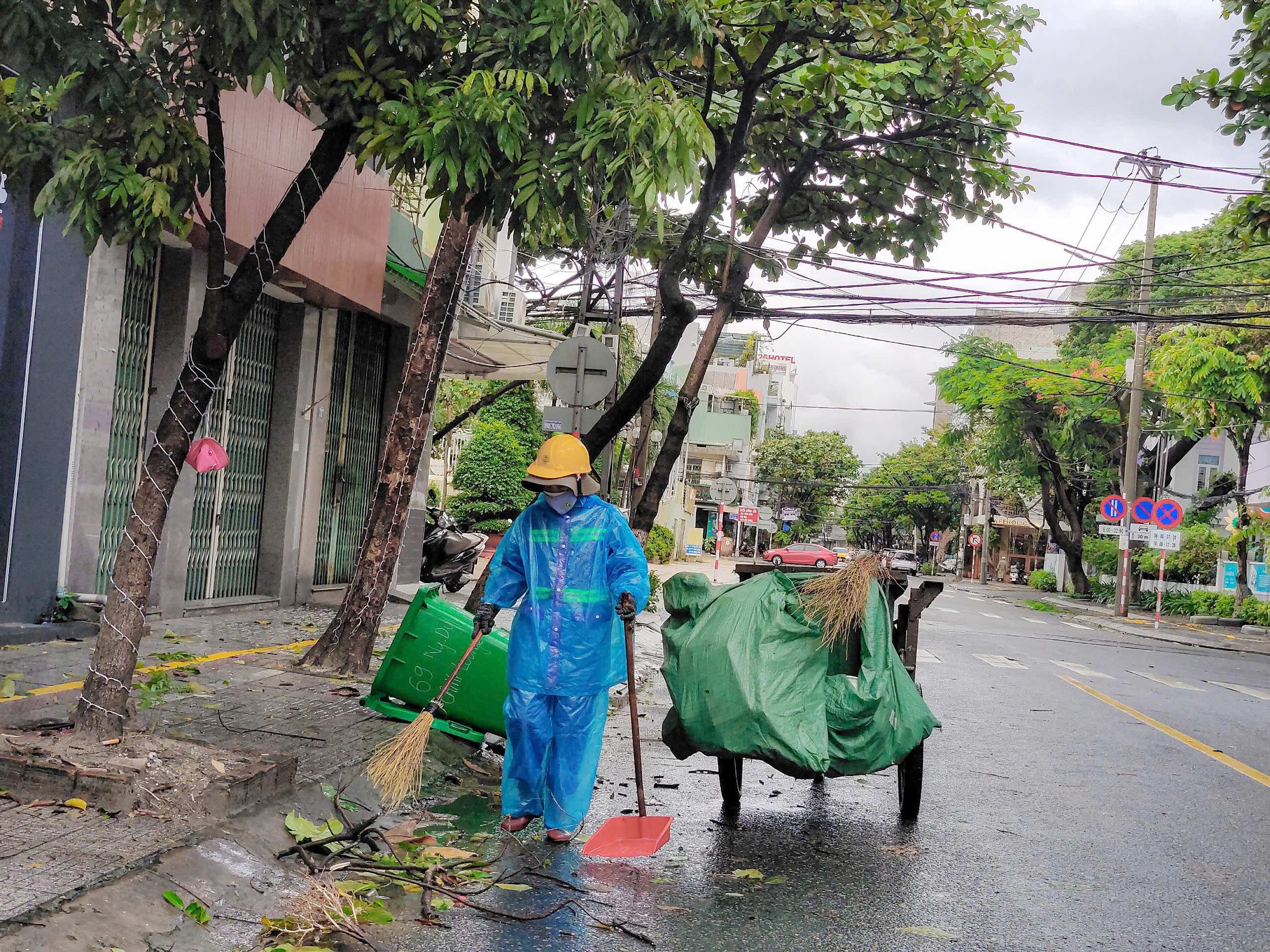 Các công nhân môi trường là lực lượng nòng cốt để xử lý rác, chất thải phát sinh sau cơn bão số 6 (bão TRAMI). 