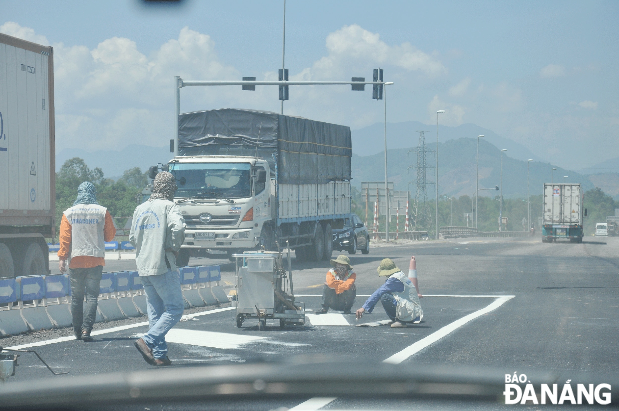 Đơn vị quản lý triển khai sửa chữa mặt đường cao tốc Đà Nẵng - Quảng Ngãi. Ảnh: PHƯƠNG UYÊN	