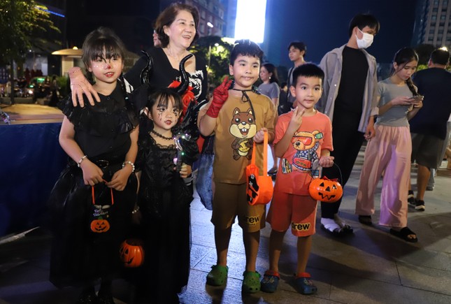 Bạn trẻ được vây quanh chụp ảnh với màn hóa trang ấn tượng đêm Halloween ảnh 8