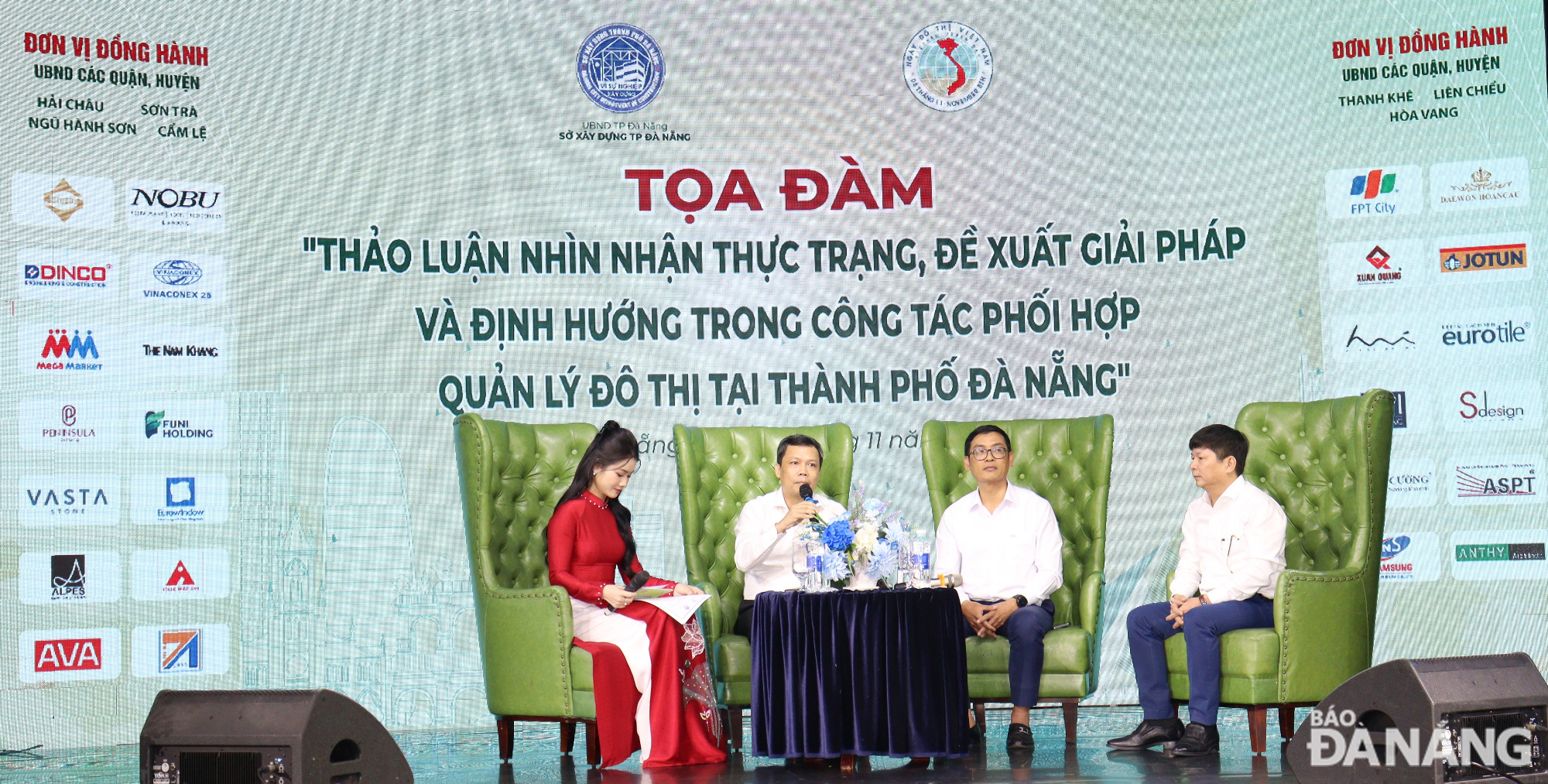 Trưởng ban Đô thị - HĐND thành phố Đà Nẵng Lê Tùng Lâm trao đổi với các đại biểu tại tọa đàm. Ảnh: HOÀNG HIỆP