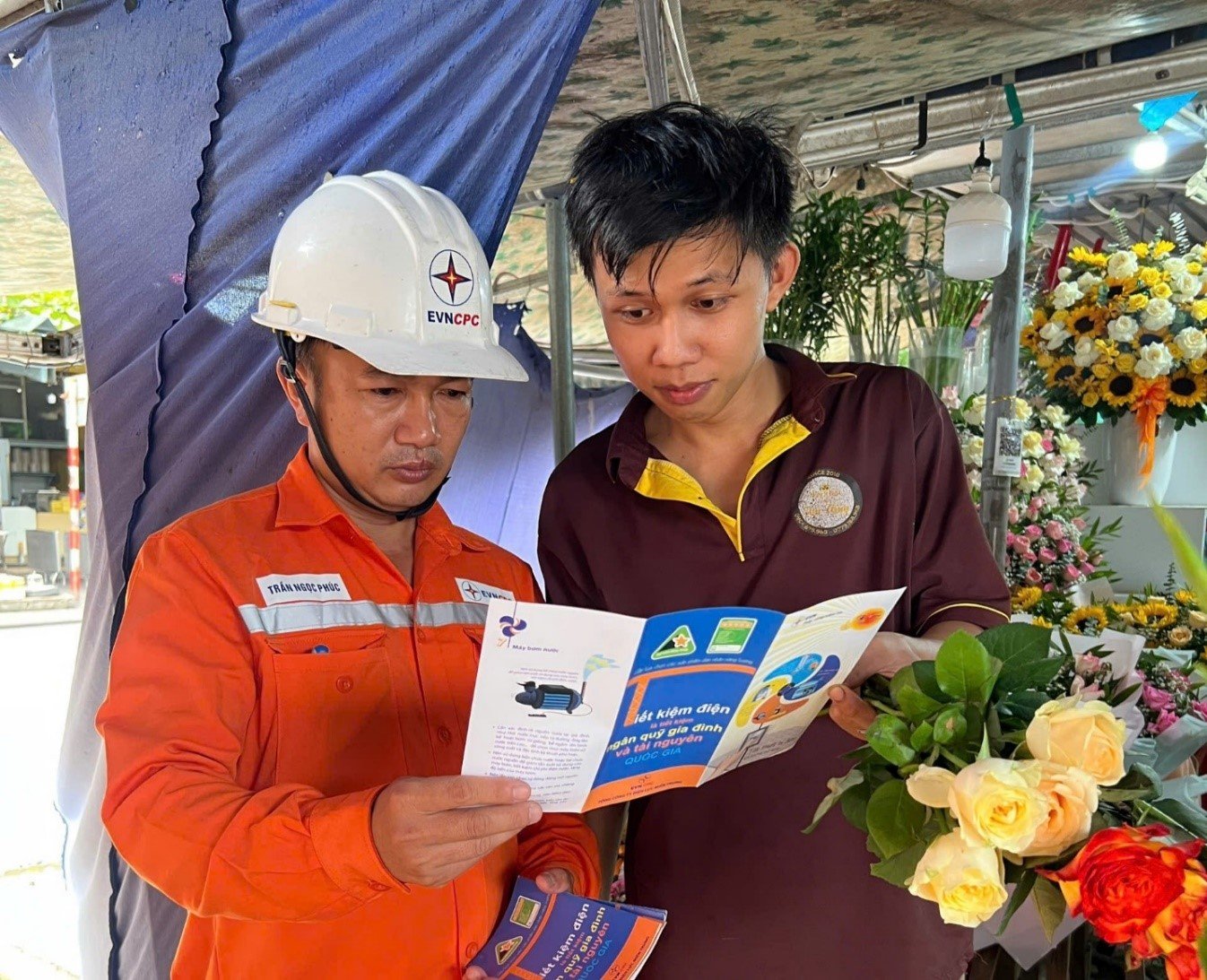 Tuyên truyền các biện pháp tiết kiệm điện đến với khách hàng.