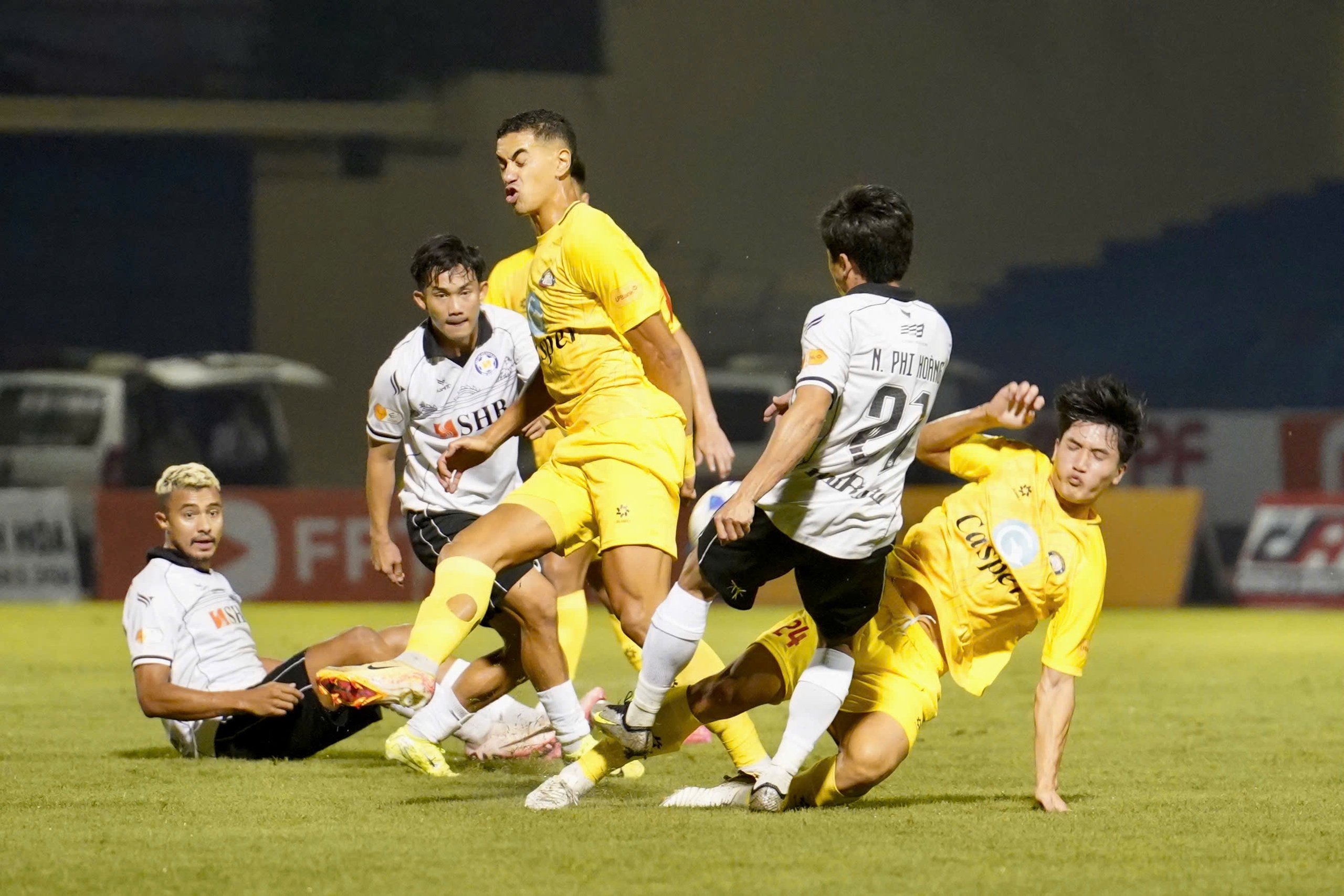 CLB Thanh Hóa thắng chật vật Đà Nẵng nhờ... VAR, 'bay cao' trên đỉnh V-League- Ảnh 1.