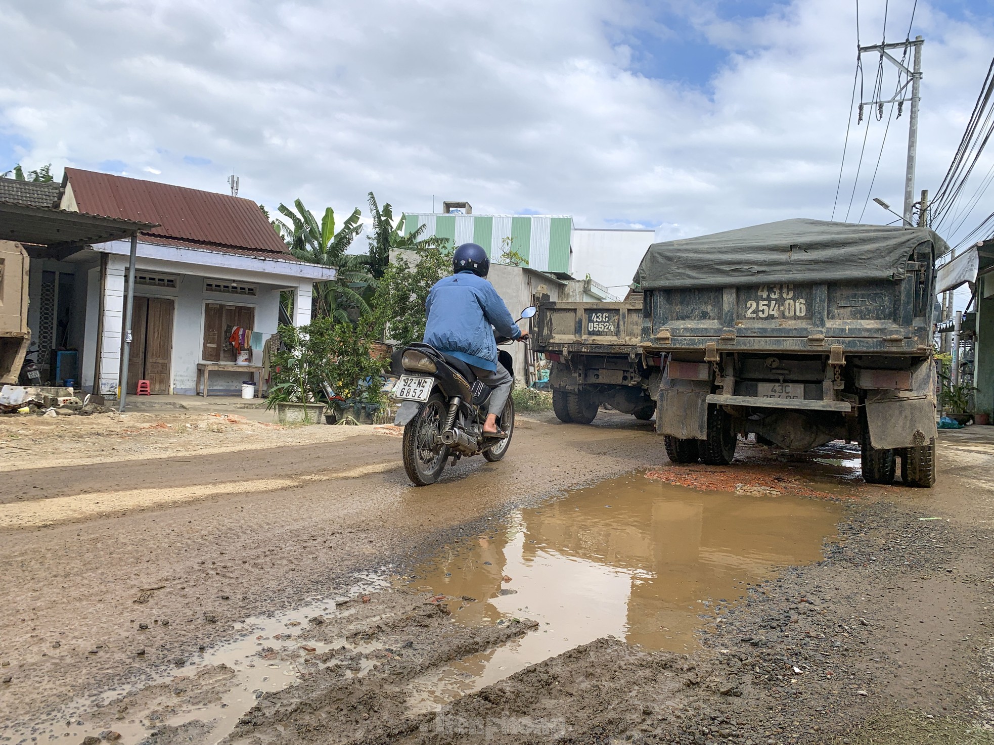 Sống khổ trên tuyến đường chi chít 'ổ voi, ổ gà' ở Đà Nẵng ảnh 5