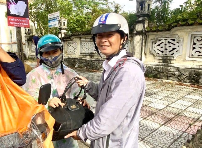 Anh Trương Minh Tú trao lại tài sản bị đánh rơi cho chị Trần Thị Hoa.