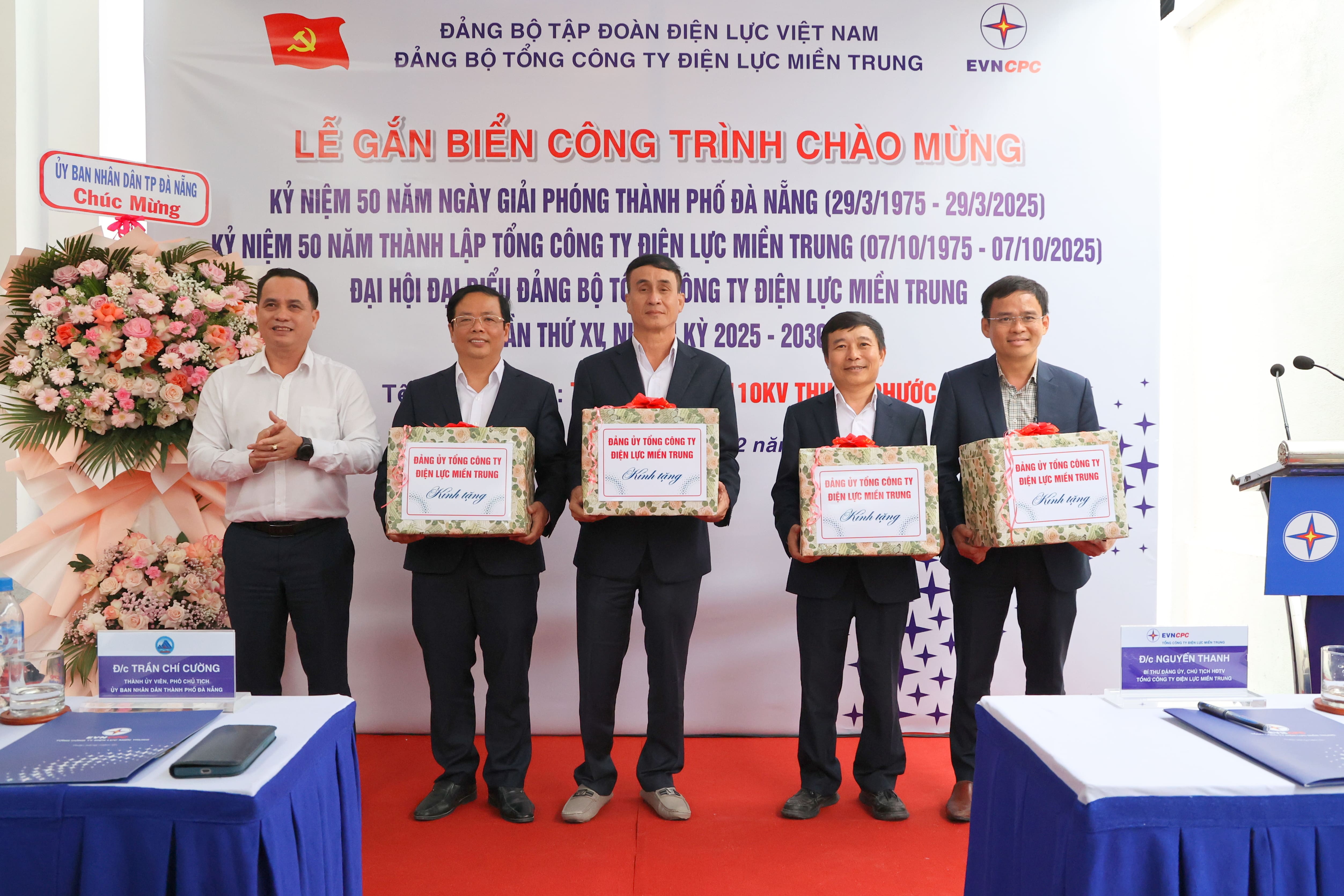 Ông Nguyễn Thanh - Bí thư Đảng ủy, Chủ tịch HĐTV EVNCPC tặng quà cho các đơn vị 