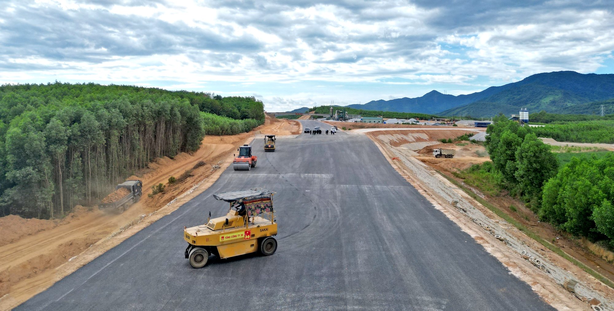 Công nhân giao thông về quê bằng máy bay, xe giường nằm- Ảnh 2.