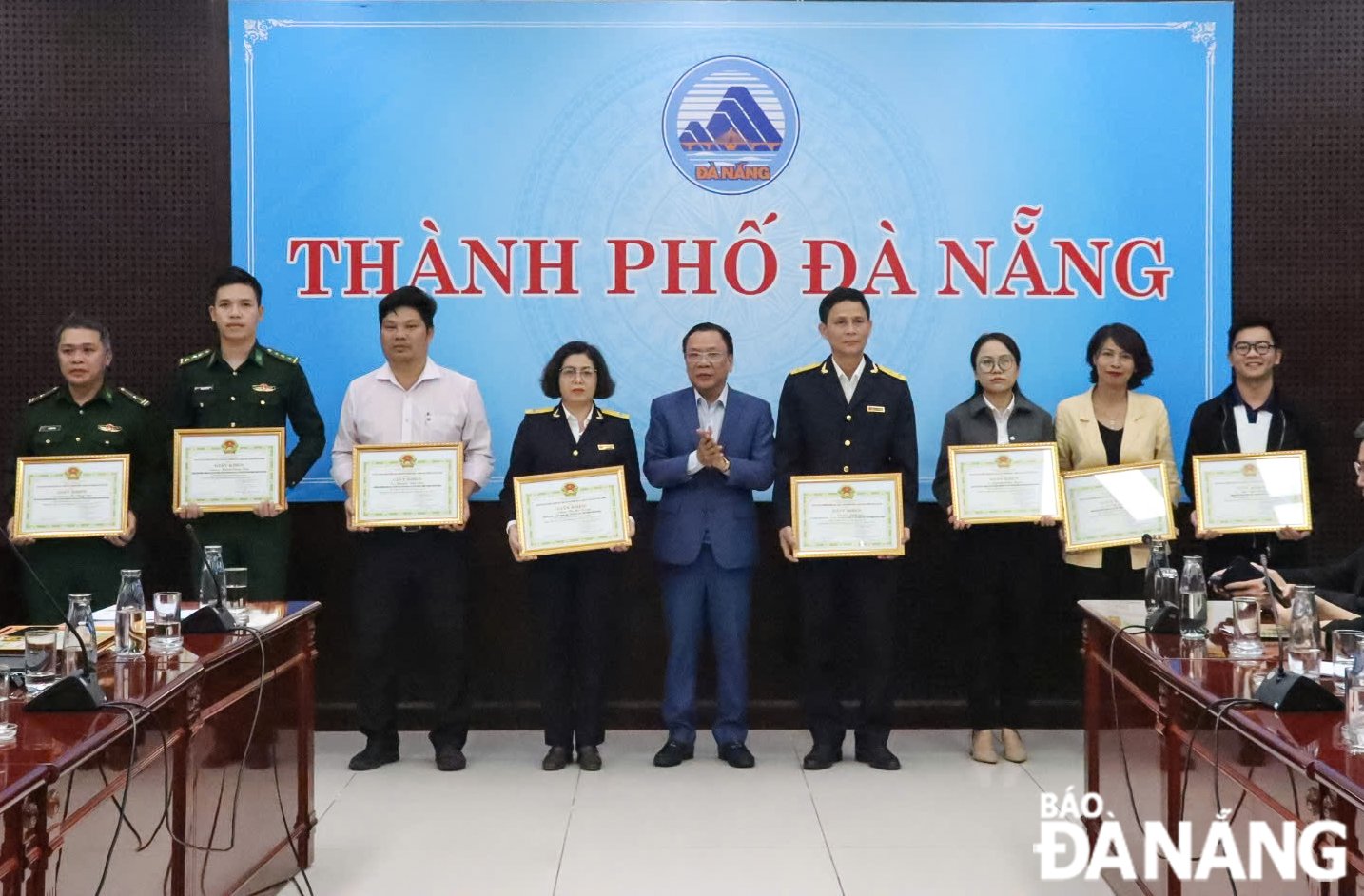 Trao trao Giấy khen của Trưởng Ban Chỉ đạo 389 thành phố Đà Nẵng cho các cá nhân đã có thành tích xuất sắc trong công tác đấu tranh chống buôn lậu, gian lận thương mại, hàng giả trên địa bàn thành phố năm 2024. Ảnh: TRẦN TRÚC