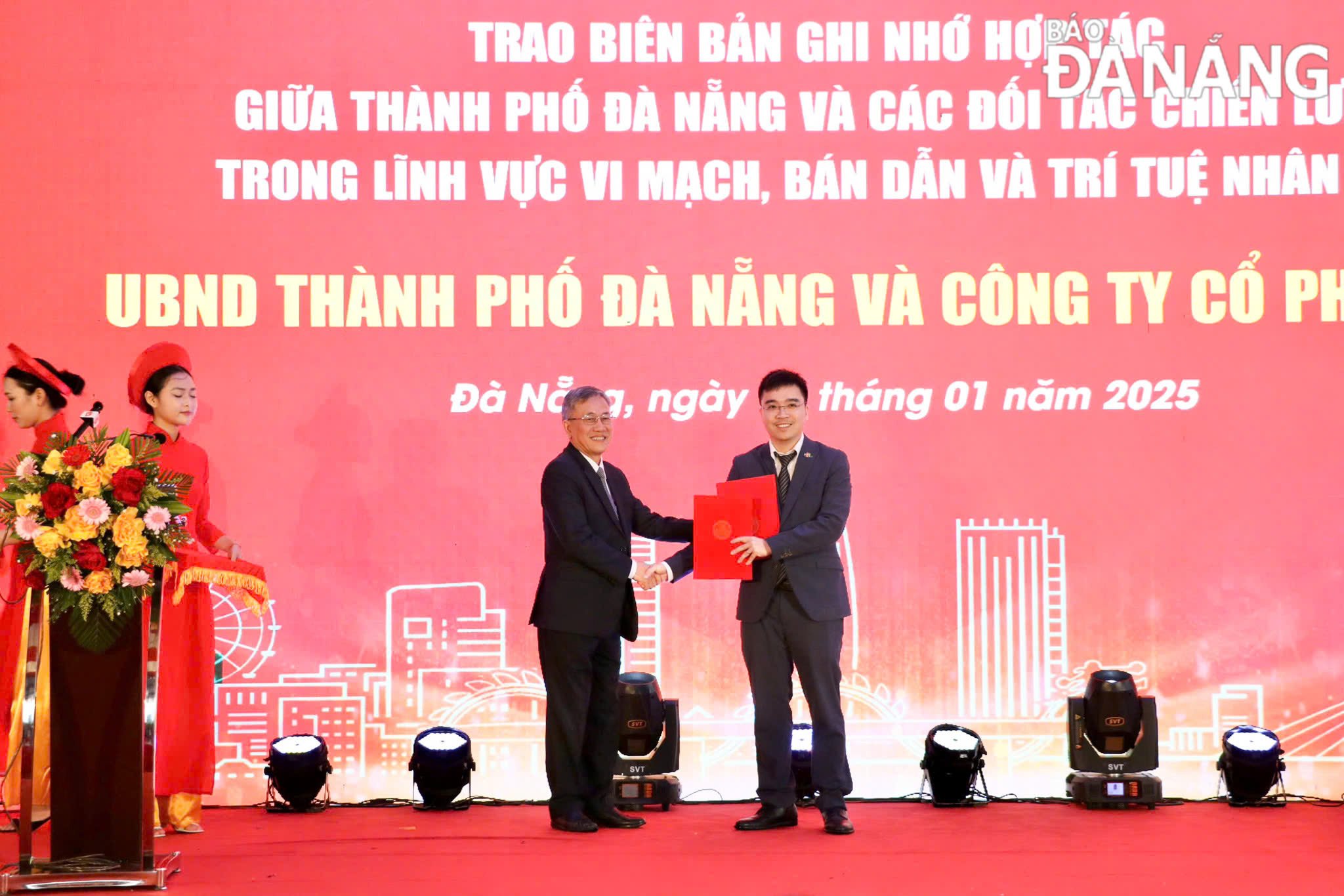 Đại diện Sở Thông tin và Truyền thông thành phố và Công ty CP FPT trao biên bản ghi nhớ. Ảnh: M.QUẾ - Q.CƯỜN