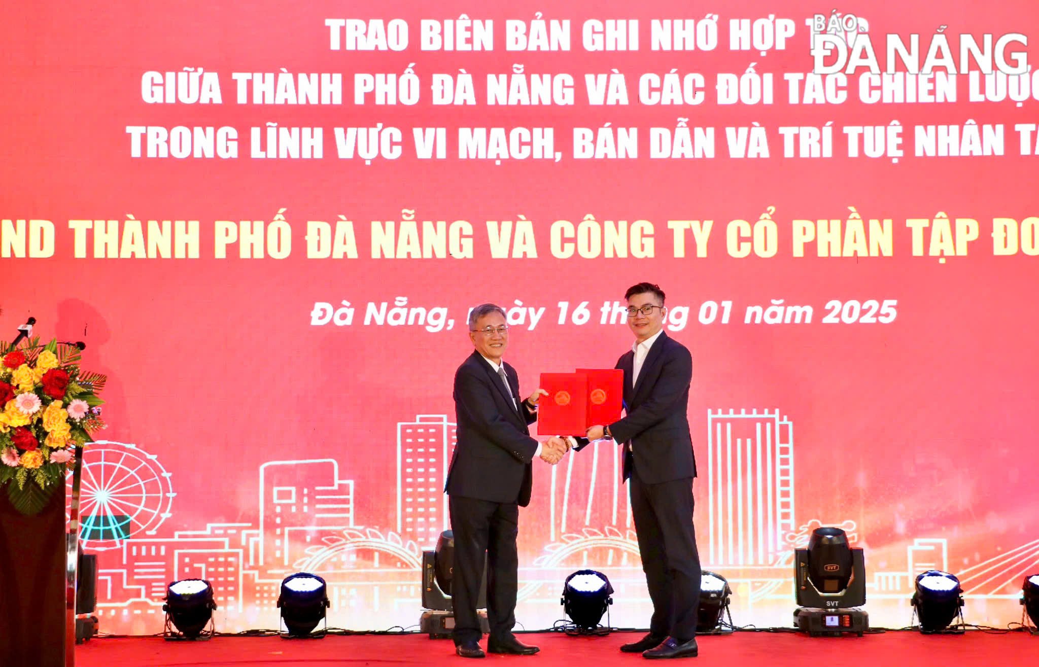 Đại diện Sở Thông tin và Truyền thông thành phố (trái) và Công ty CP Tập đoàn Sovico trao biên bản ghi nhớ. Ảnh: M.QUẾ - Q.CƯỜN