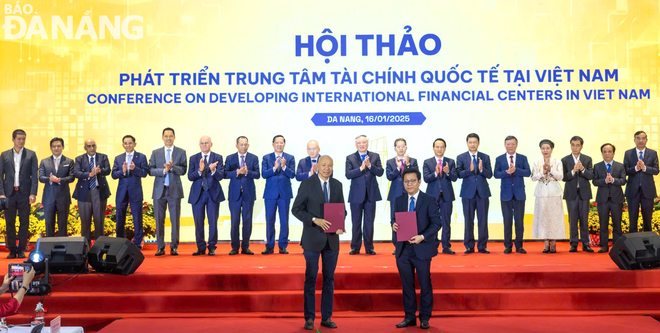 Đại diện Trường Đại học Kinh tế, Đại học Đà Nẵng và đối tác trao biên bản ghi nhớ. Ảnh: M.QUẾ