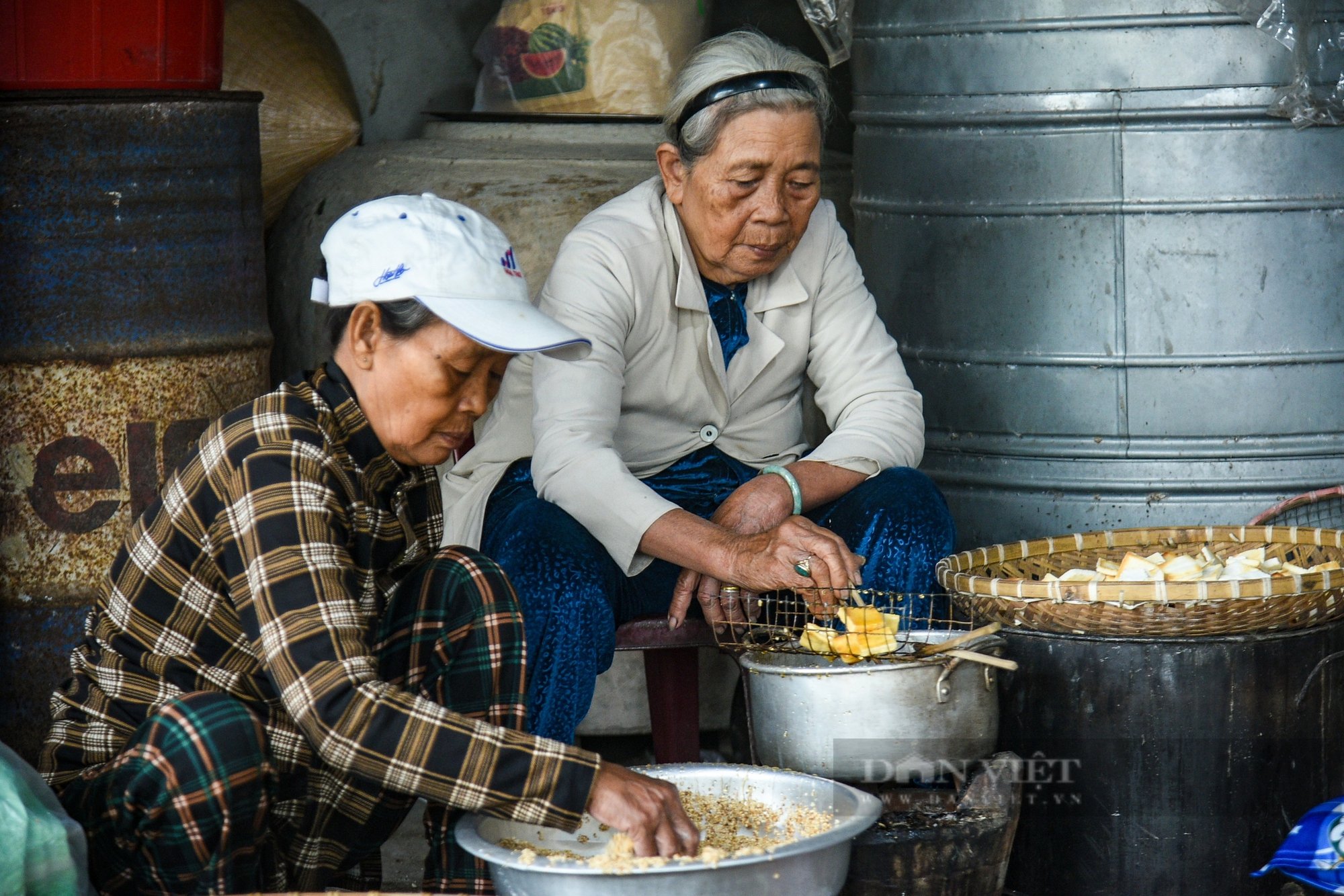 Làng bánh khô mè ở Đà Nẵng nhộn nhịp vào tết- Ảnh 13.