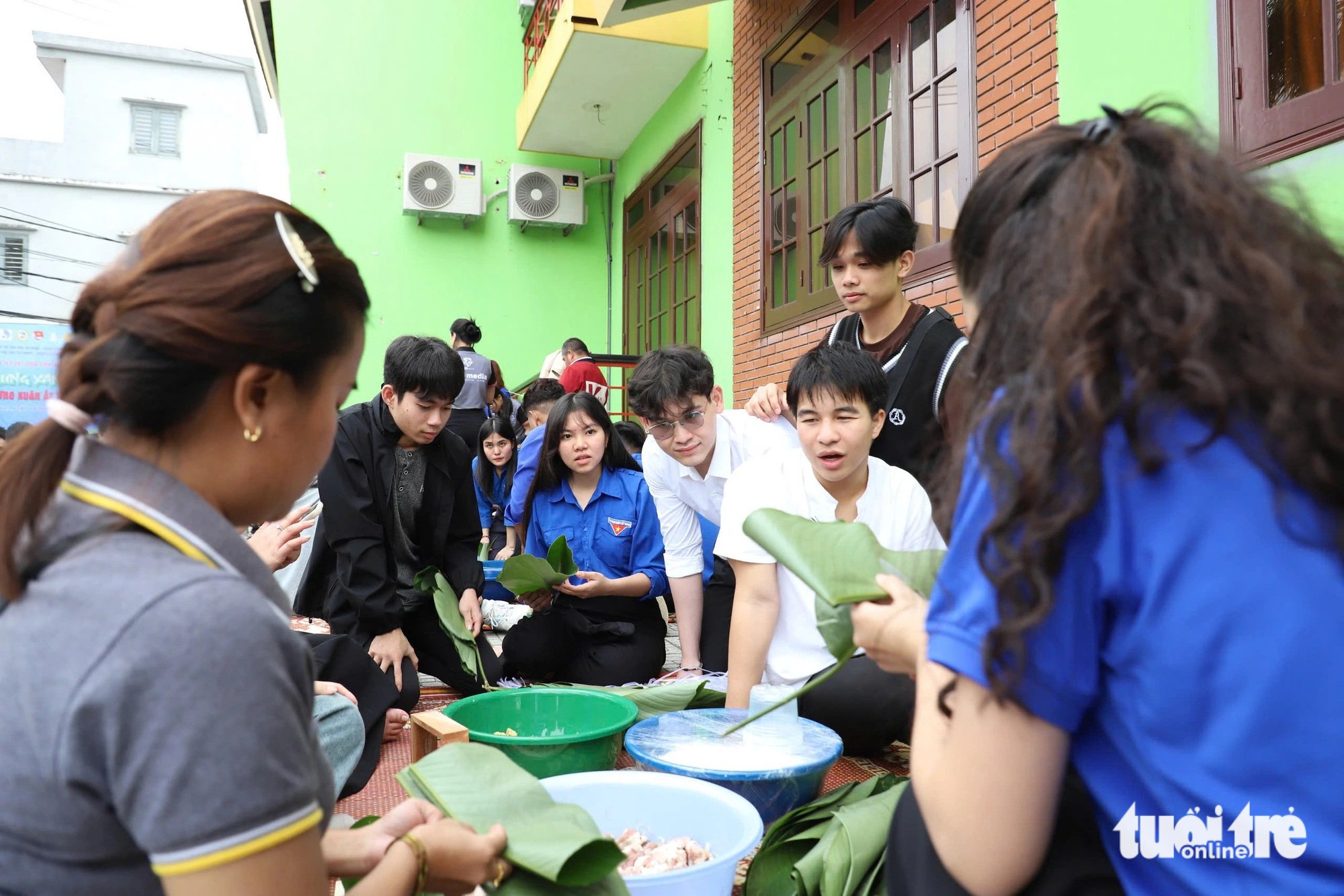 Lần đầu gói bánh chưng, ăn tất niên: Sinh viên quốc tế đón Tết Việt đầy ấm áp - Ảnh 8.