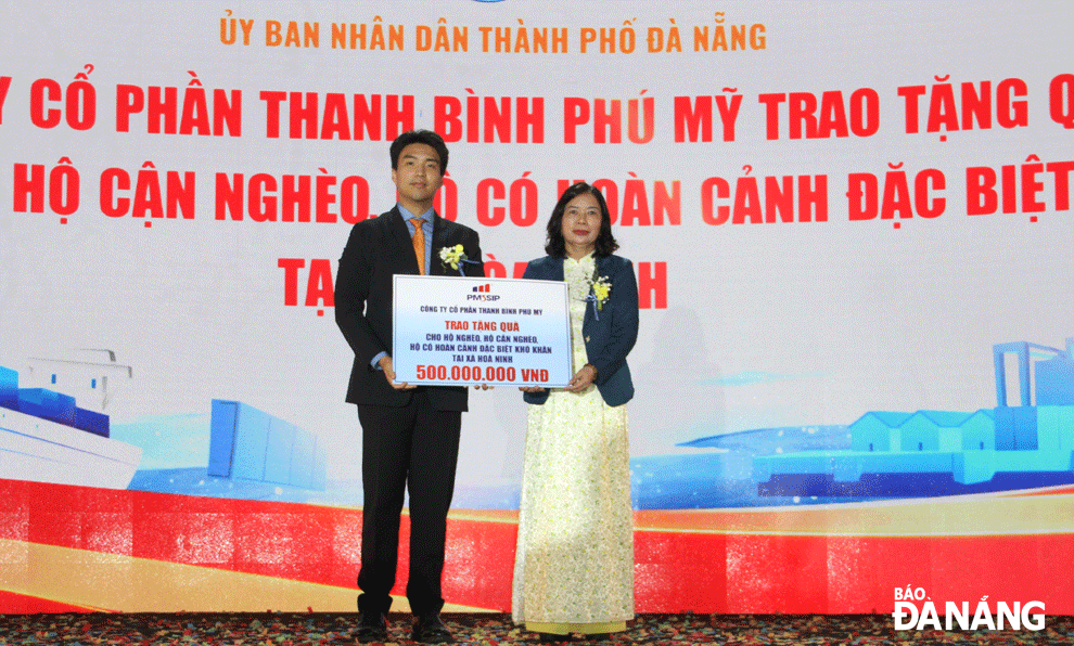 Đại diện Công ty CP Thanh Bình Phú Mỹ trao tặng 500 triệu đồng cho các hộ nghèo trên địa bàn xã Hòa Ninh. Ảnh: TRỌNG HÙNG