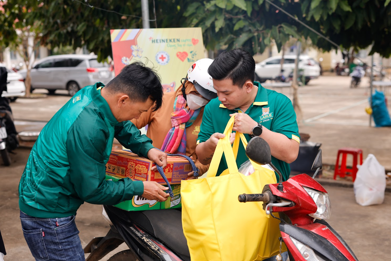 Nhân viên Larue tặng quà và hỗ trợ người dân trong chương trình “Larue cùng cộng đồng đón Tết an vui” vào dịp Tết 2025.