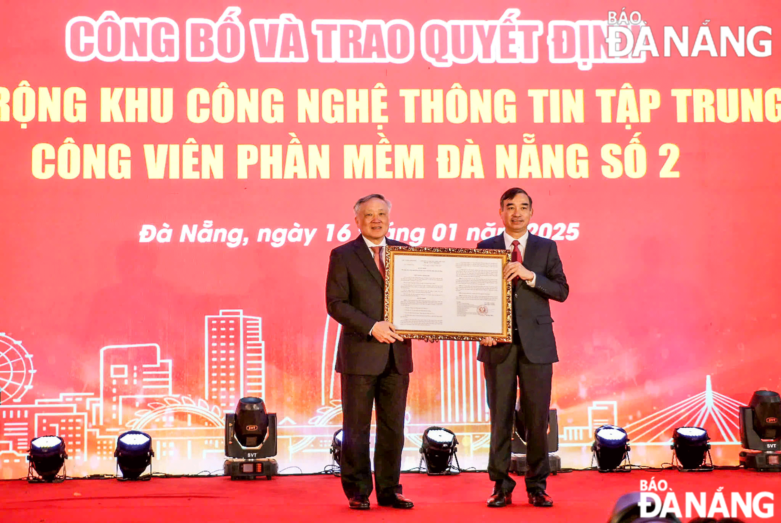 Phó Thủ tướng Thường trực Chính phủ Nguyễn Hòa Bình (bên trái) trao Quyết định số 1238/QĐ-TTg ngày 22-10-2024 của Thủ tướng Chính phủ về mở rộng Khu công nghệ thông tin tập trung Công viên phần mềm Đà nẵng số 2 cho lãnh đạo thành phố. Ảnh: M.QUẾ