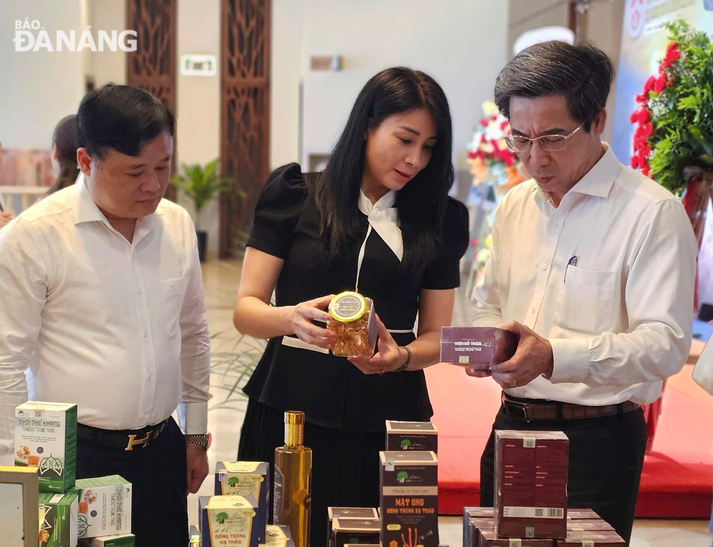 Phó Chủ tịch UBND thành phố Trần Chí Cường (bên phải) tham quan gian hàng quảng bá sản phẩm địa phương tỉnh Vĩnh Phúc.  Ảnh: NGỌC HÀ