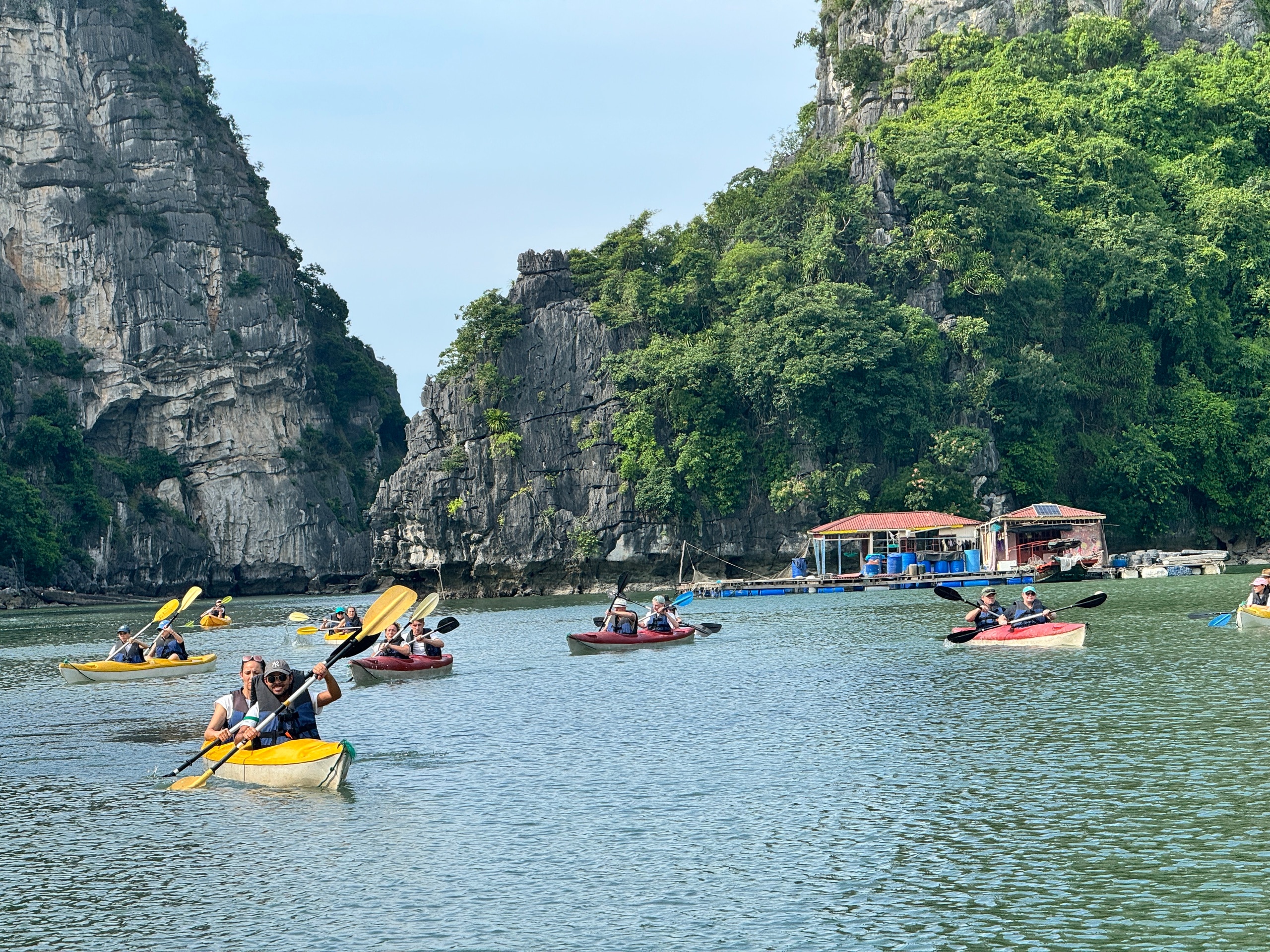 Khách quốc tế chèo kayak ngắm làng chài nổi trong lòng di sản thế giới- Ảnh 5.