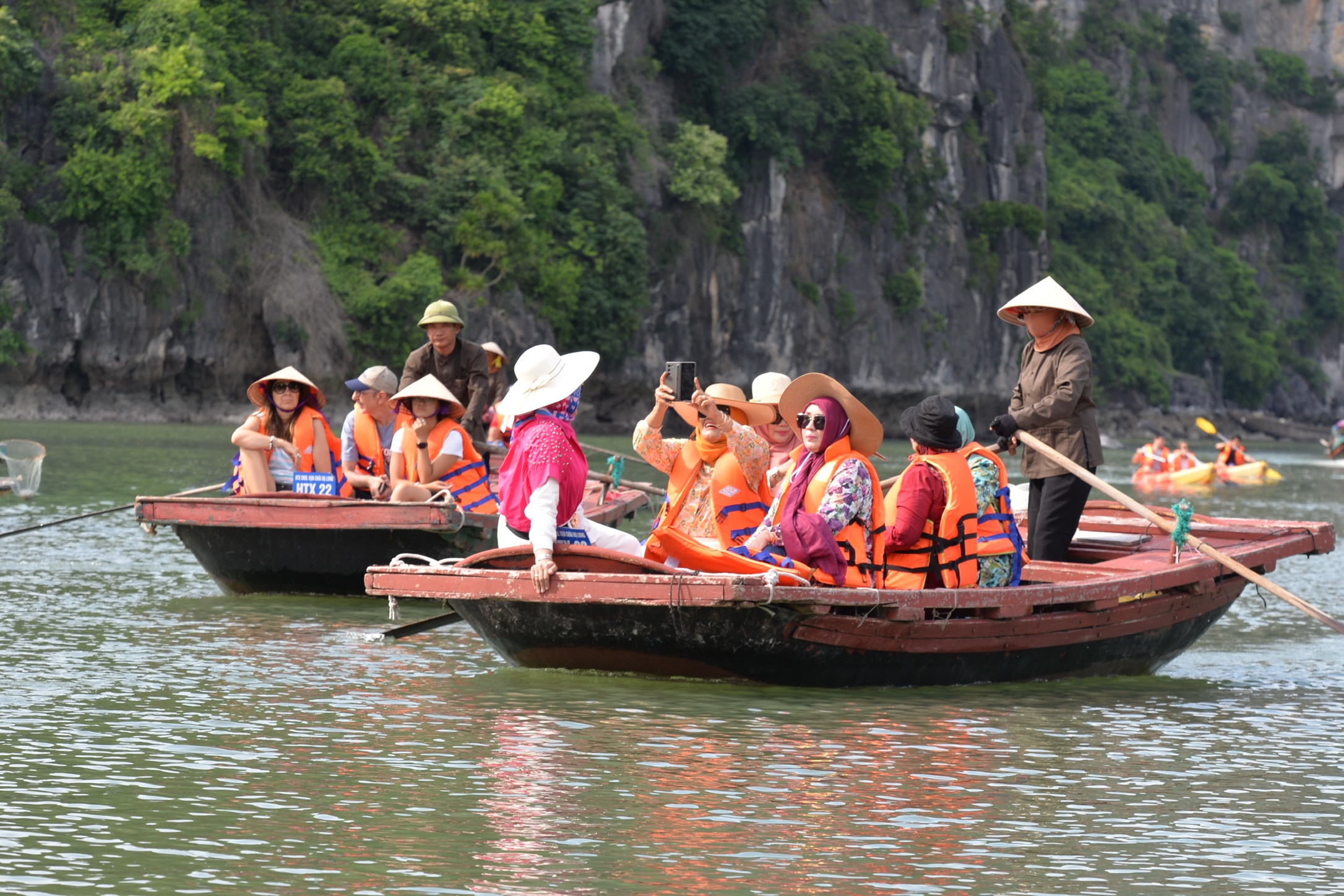 Khách quốc tế chèo kayak ngắm làng chài nổi trong lòng di sản thế giới- Ảnh 7.