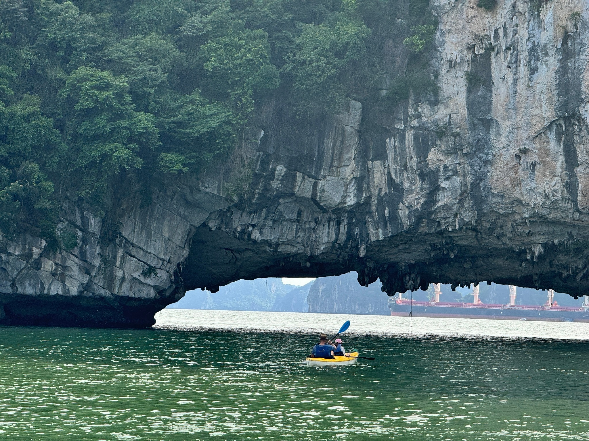 Khách quốc tế chèo kayak ngắm làng chài nổi trong lòng di sản thế giới- Ảnh 13.