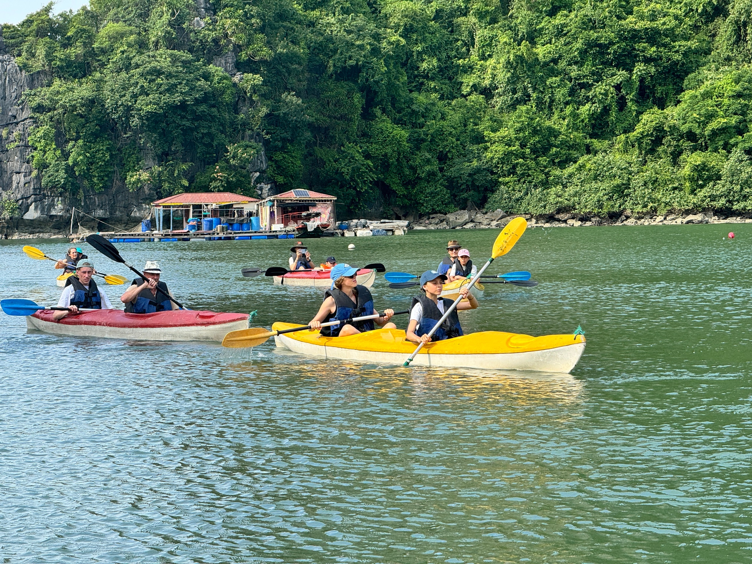 Khách quốc tế chèo kayak ngắm làng chài nổi trong lòng di sản thế giới- Ảnh 14.