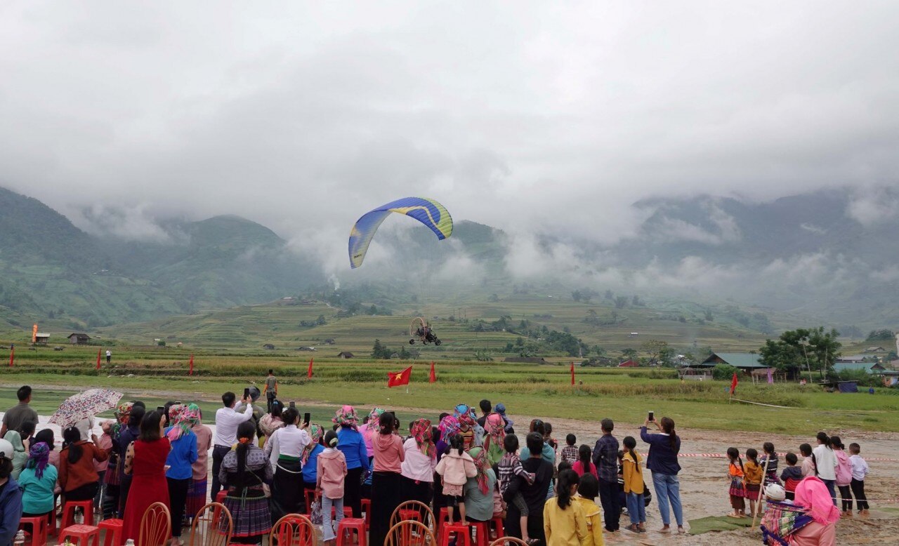 Ngày 16/9/2023, tại bản Lìm Mông, xã Cao Phạ, huyện Mù Cang Chải (Yên Bái) đã phối hợp với Công ty Cổ phần Du lịch và thể thao Viên Nam tổ chức Lễ khai mạc Festival dù lượn “Bay trên mùa vàng” năm 2023. (Nguồn: TTXVN)