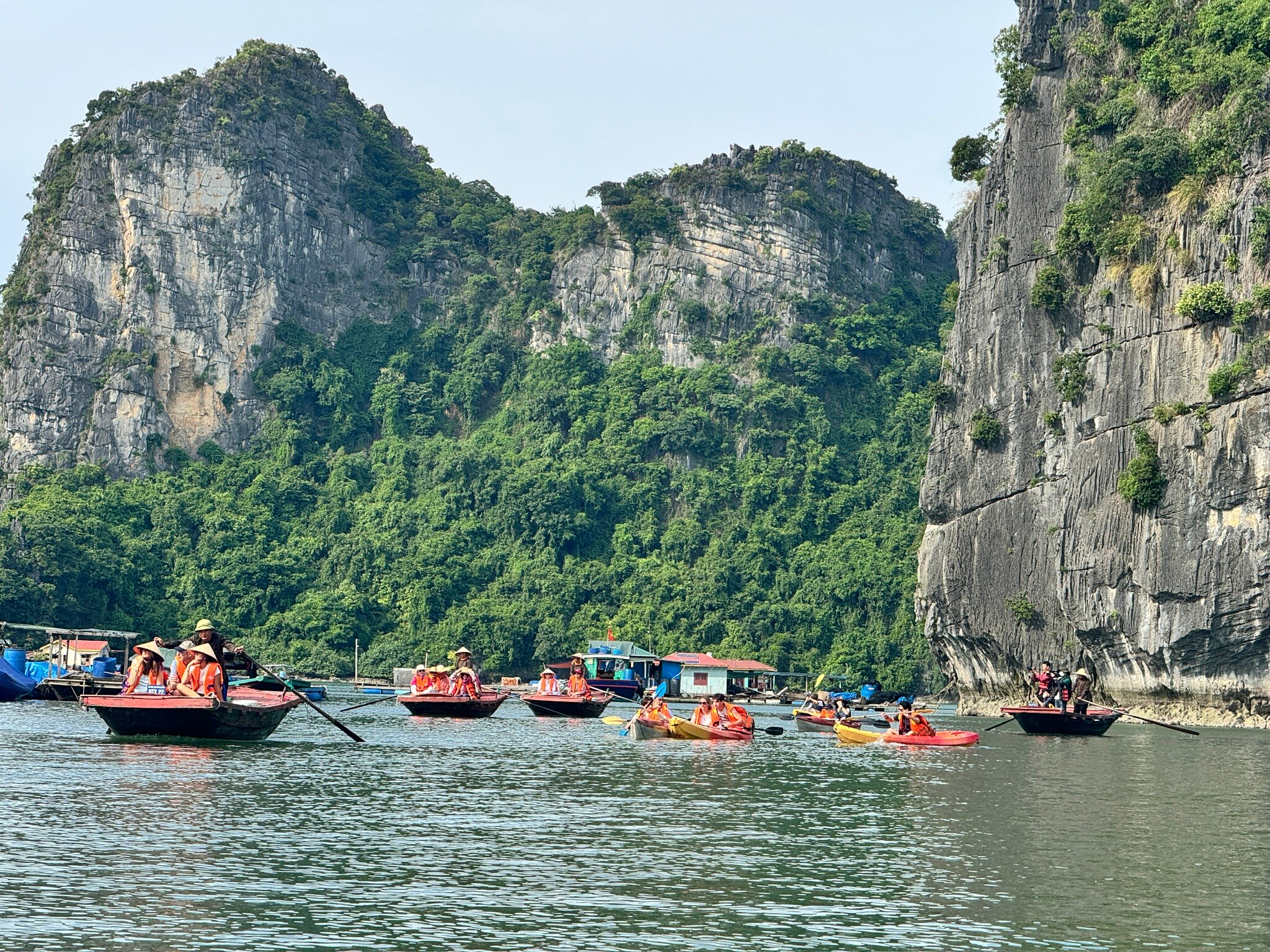 Khách quốc tế chèo kayak ngắm làng chài nổi trong lòng di sản thế giới- Ảnh 4.