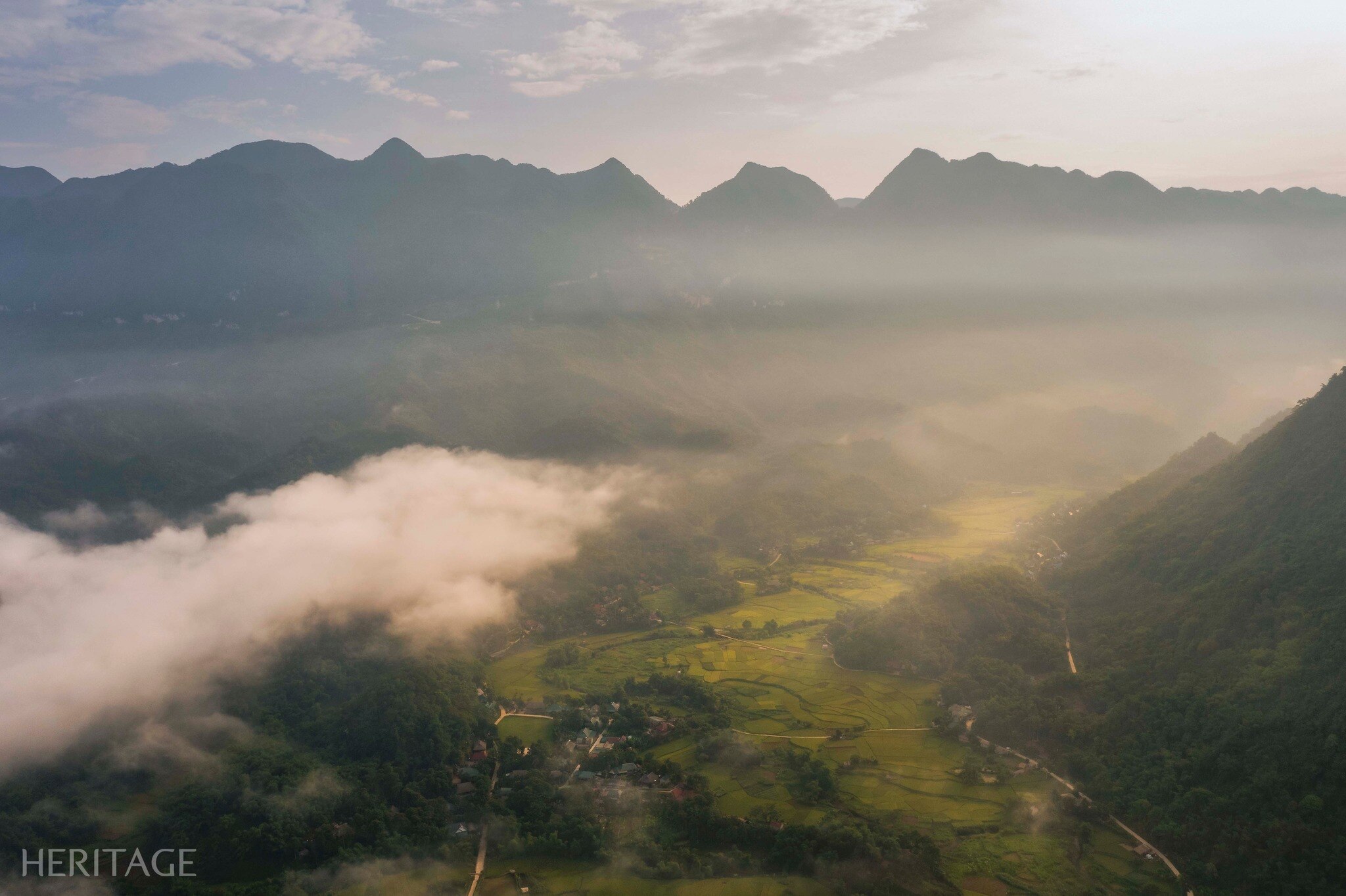 Có thể là hình ảnh về núi và sương mù