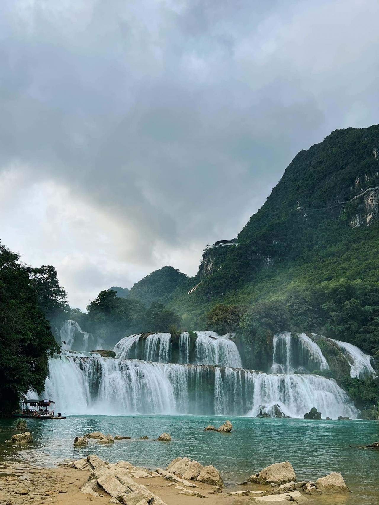 Những tháng cuối năm, nước ở thác Bản Giốc chảy chậm, màu trong xanh. (Ảnh: Anh Đào)