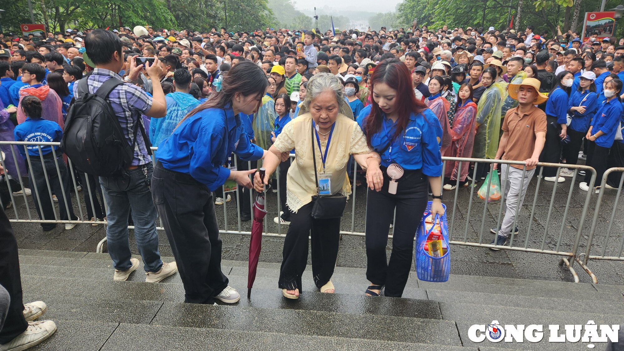 phu tho bien nguoi do ve dang le o den hung trong ngay chinh hoi hinh 4