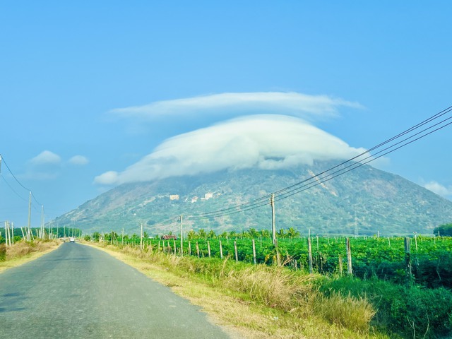 2 ngày xuất hiện mũ mây trên núi Bà Đen, mùa săn mây năm nay đến sớm- Ảnh 2.