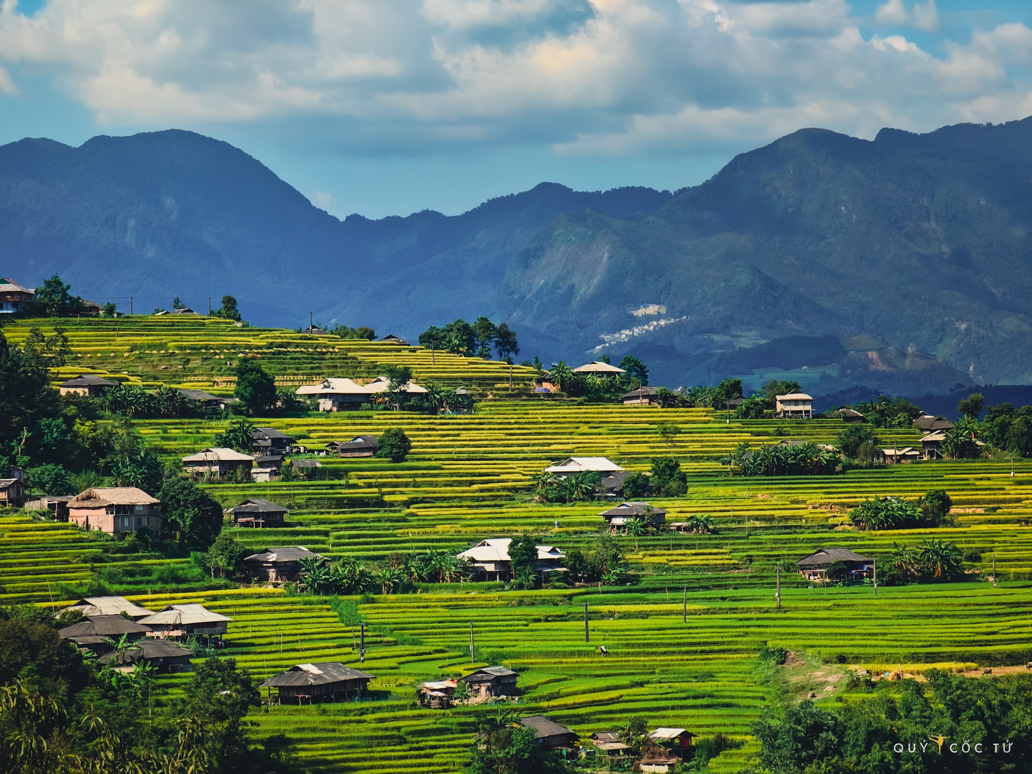 Bước sang đất trời Hà Giang, những ký ức xưa của một phượt thủ kỳ cựu dồn dập trở về. Từ cung đường Nàn Ma kinh hoàng khi xưa nay đã trải nhựa, ruộng bậc thang Xín Mần treo mình trên sườn đá, dưới thung sâu là sông Nho Quế, tiếp nối khám phá là những bản làng ở Hoàng Su Phì đẹp tựa kiệt tác.