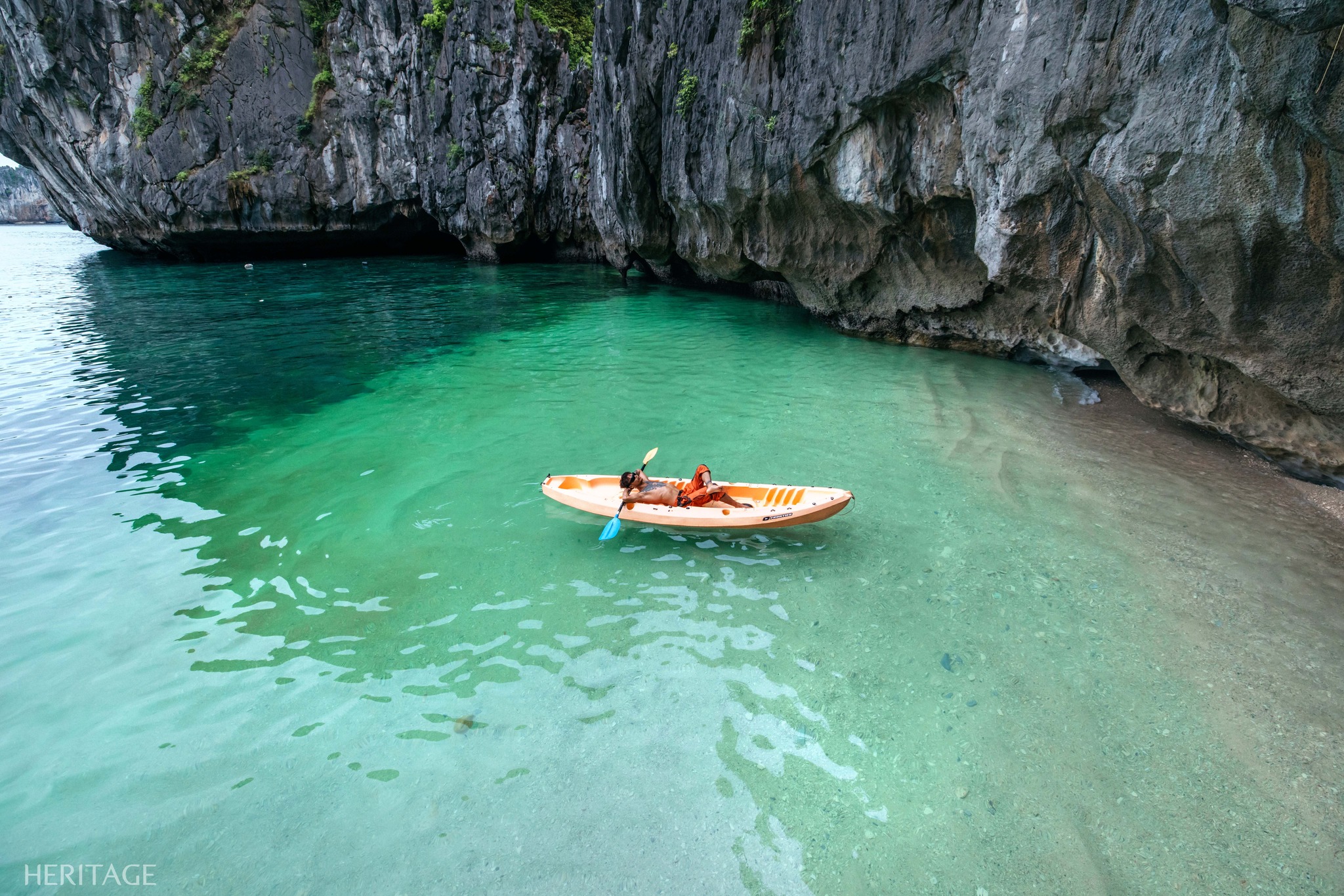 Có thể là hình ảnh về 3 người, thuyền kayak và thủy vực