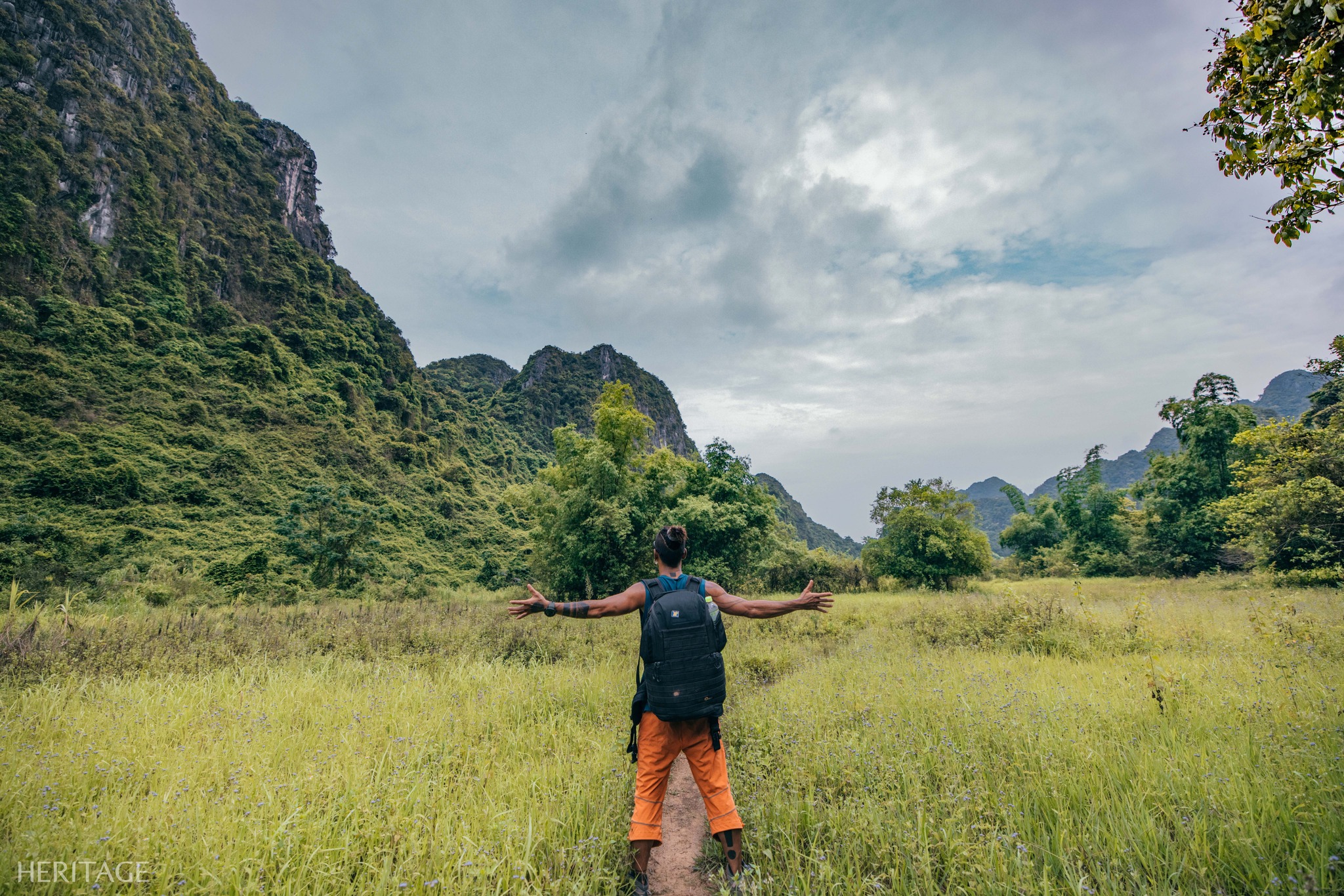 Có thể là hình ảnh về 1 người, núi và cỏ