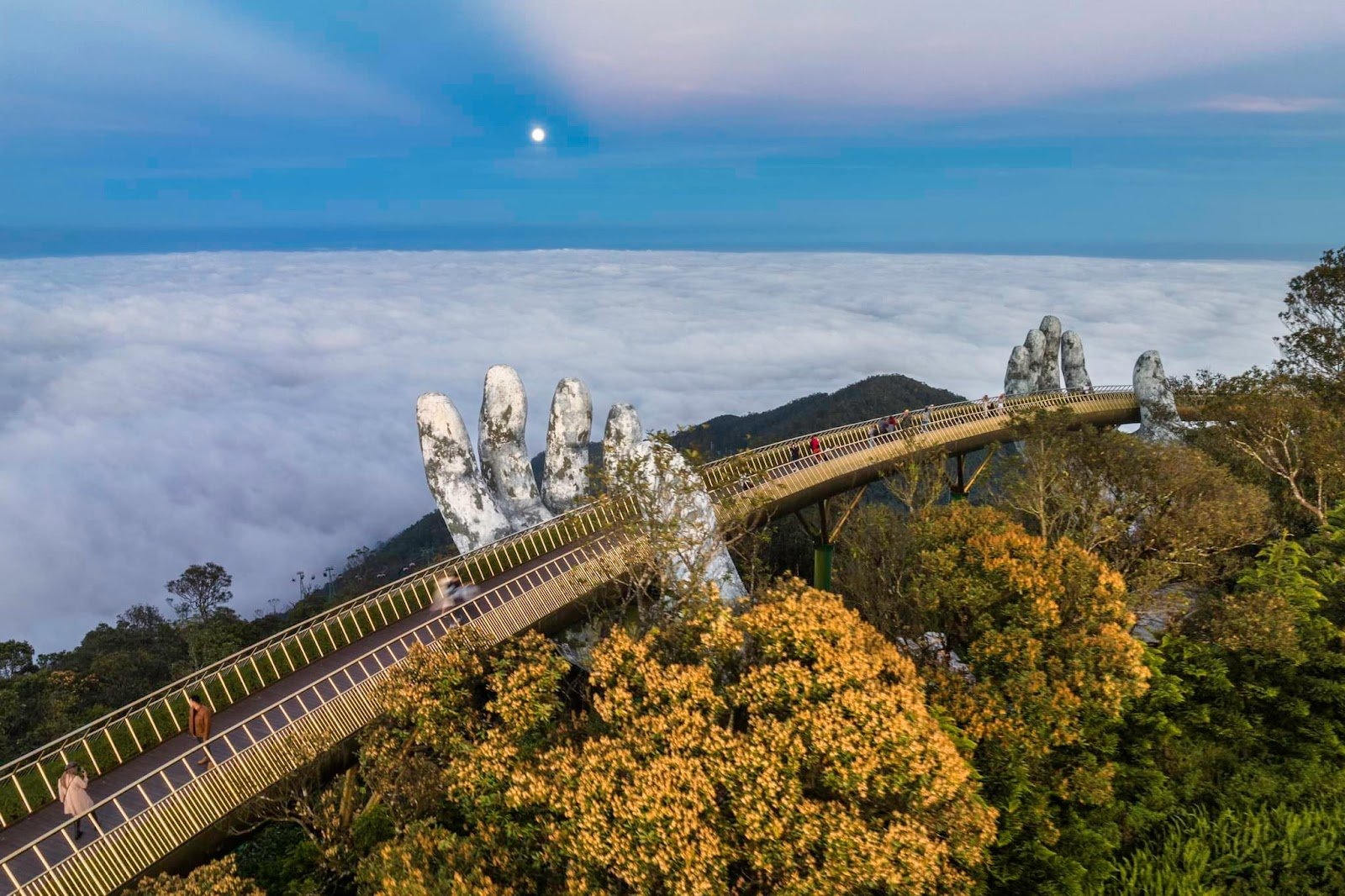 Check in cầu Vàng Đà Nẵng trên đỉnh khu du lịch Bà Nà Hills