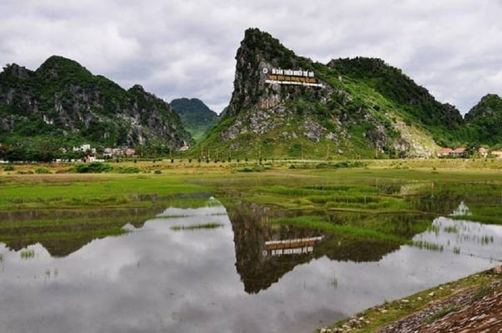 Cảnh quan thơ mộng phía bên ngoài của hang động.