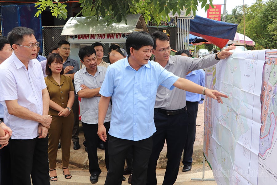 ประธานคณะกรรมการประชาชนจังหวัด เล ทานห์ โด ทำงานในเขตเดียน เบียน ดง