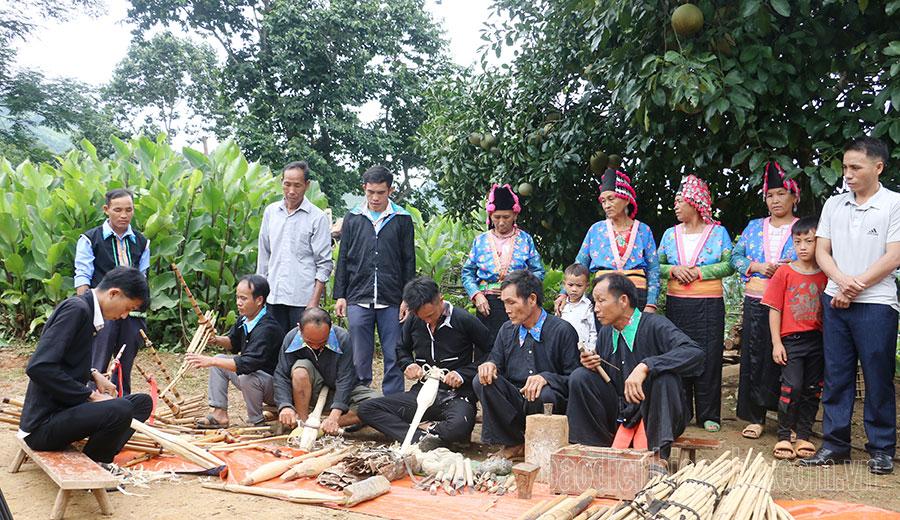 Opening a class to teach the craft of making panpipes of the Mong ethnic group