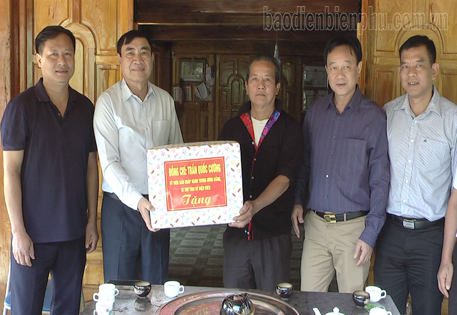 Le secrétaire provincial du Parti, Tran Quoc Cuong, visite et travaille dans le district de Tua Chua